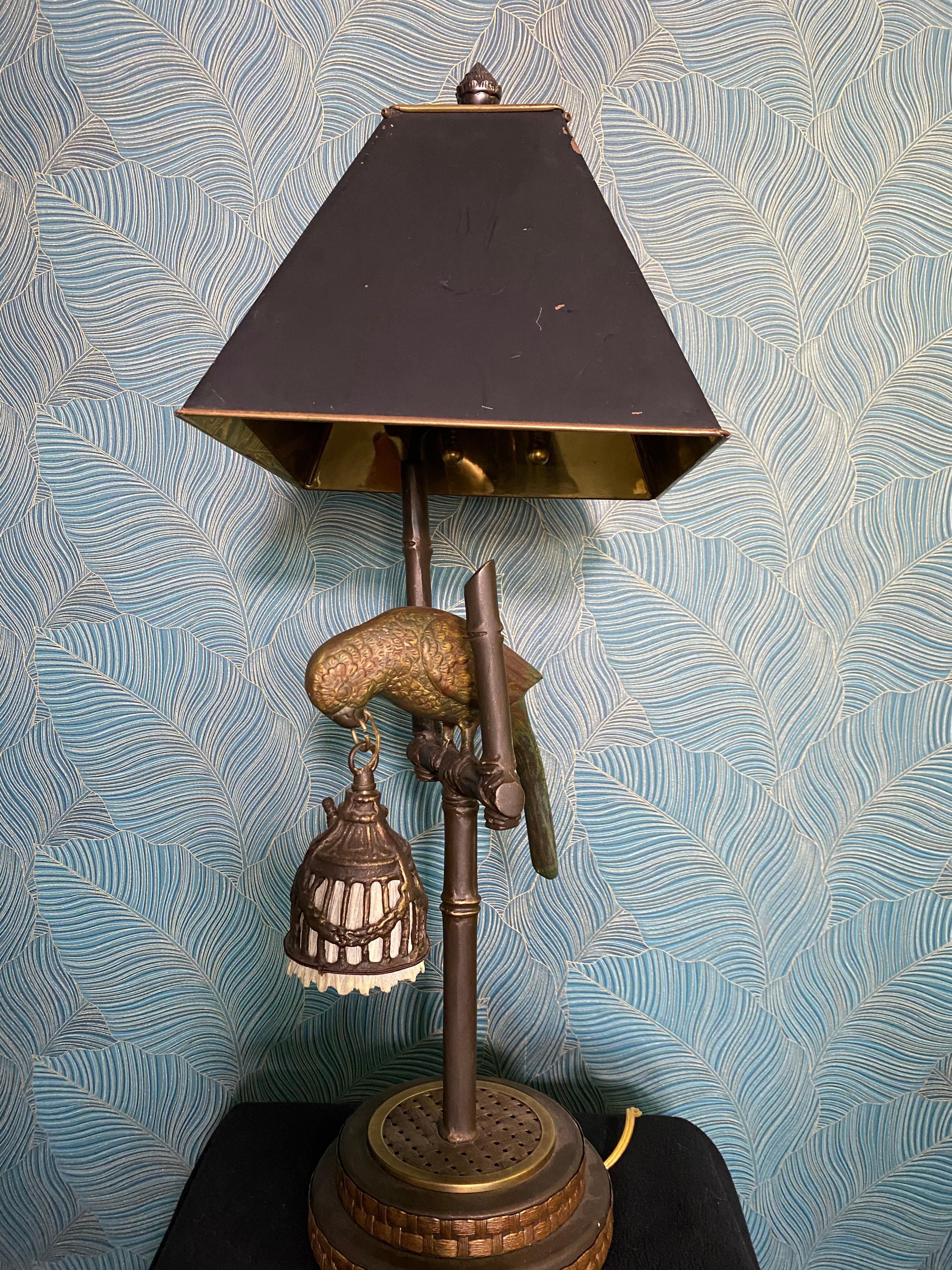 Frederick cooper parrot brass table lamp with night light.
Faux bamboo, parrot holding metal cage with fabric lining,
circa 2000.
No shade included. x.
 
 

   