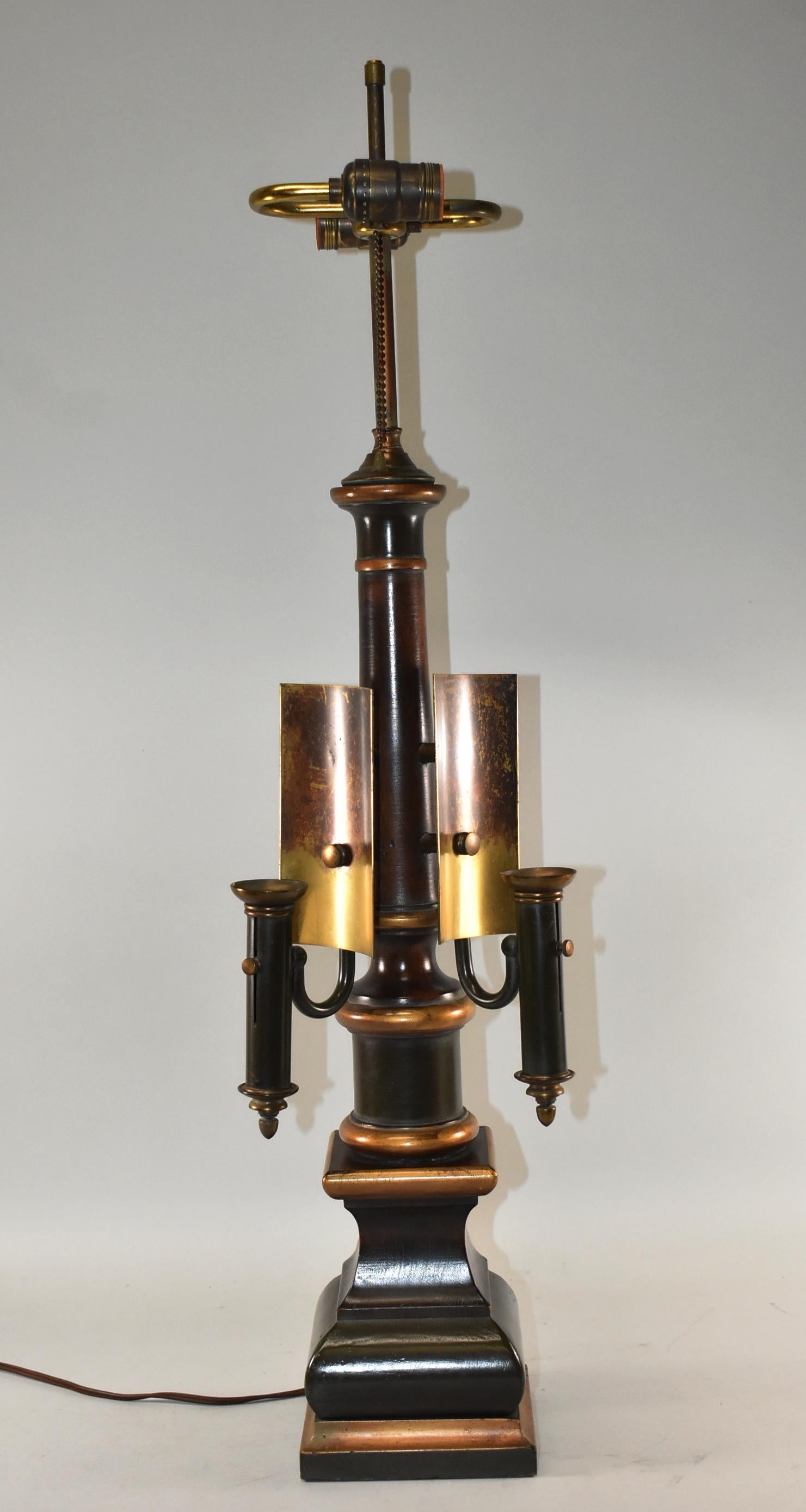 Lampe de table Frederick Cooper à double douille avec bougeoirs décoratifs réglables. Finition peinte dégradée avec des reflets dorés.