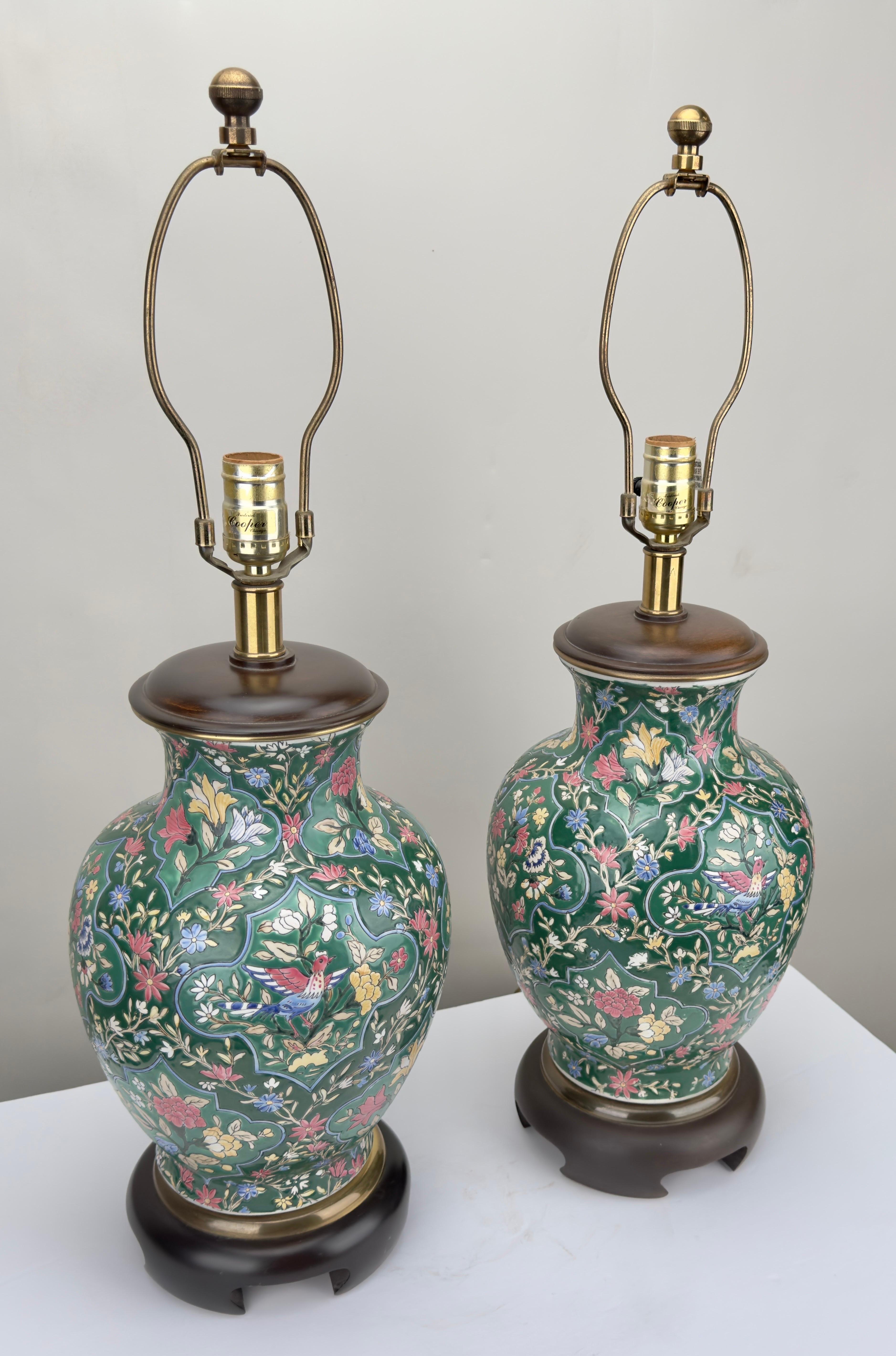 Frederick Copper  Paar Chinoiserie-Tischlampen aus grünem Porzellan mit Blumendesign  im Angebot 1
