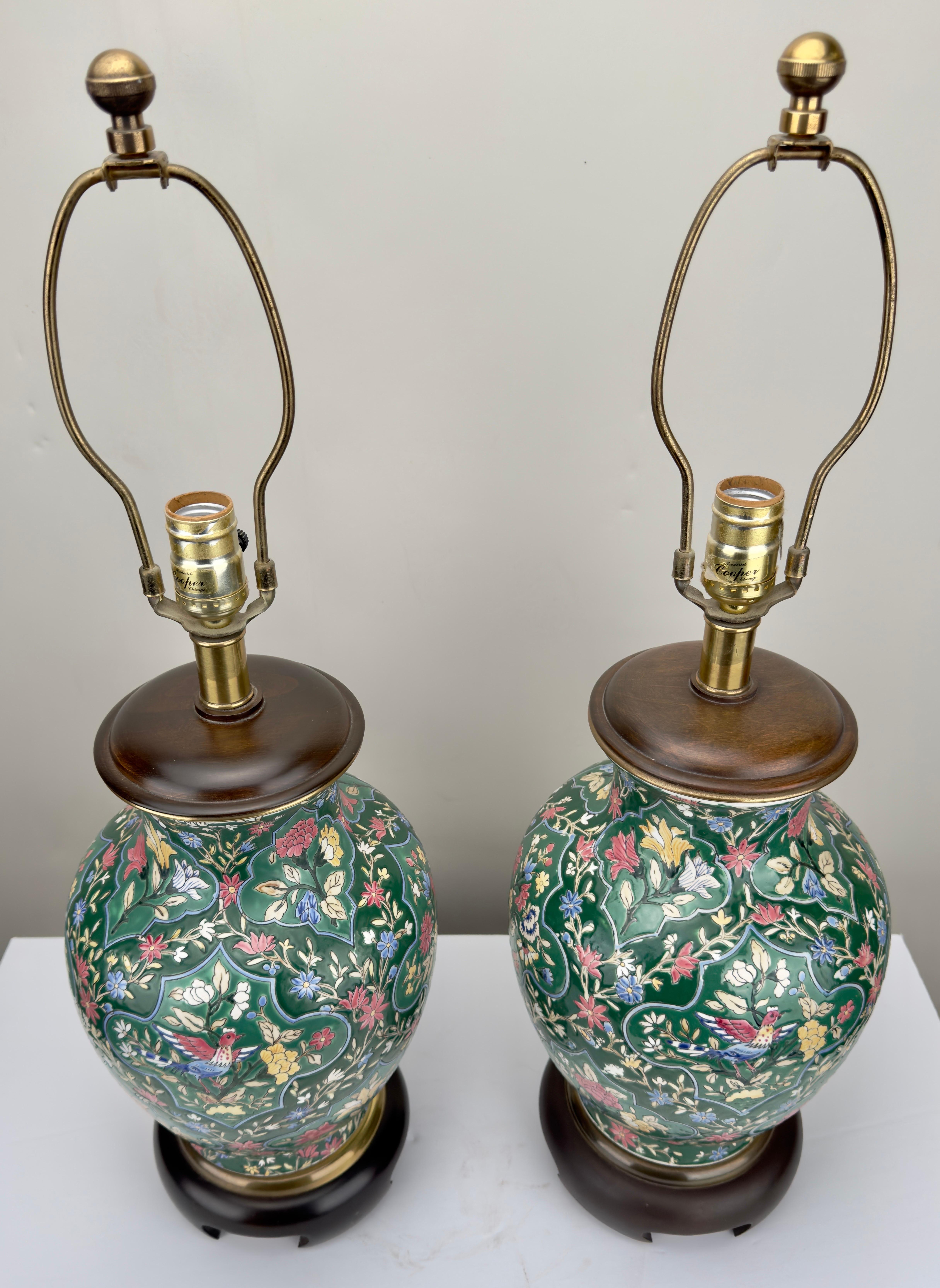 Porcelaine Frederick Copper  Paire de lampes de table en porcelaine verte à motif floral Chinoiserie  en vente