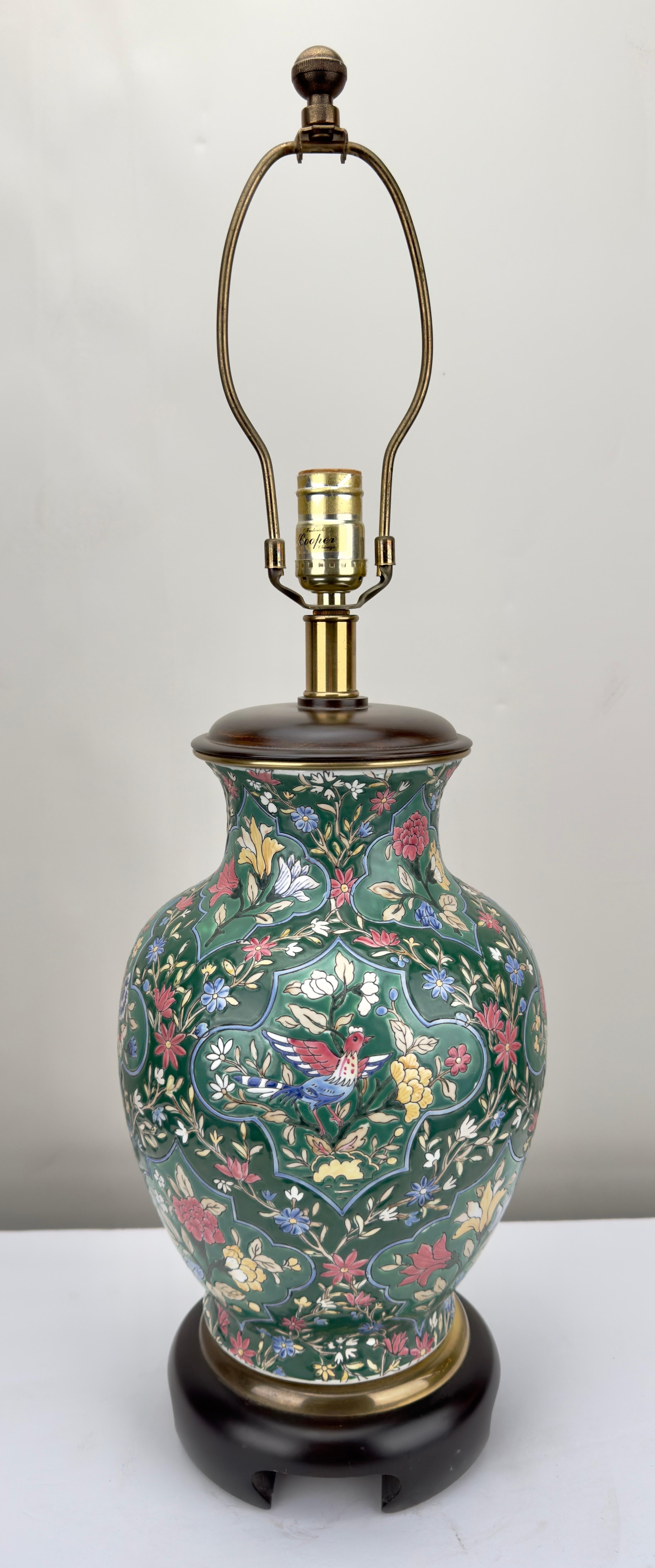 Frederick Copper  Paire de lampes de table en porcelaine verte à motif floral Chinoiserie  en vente 2