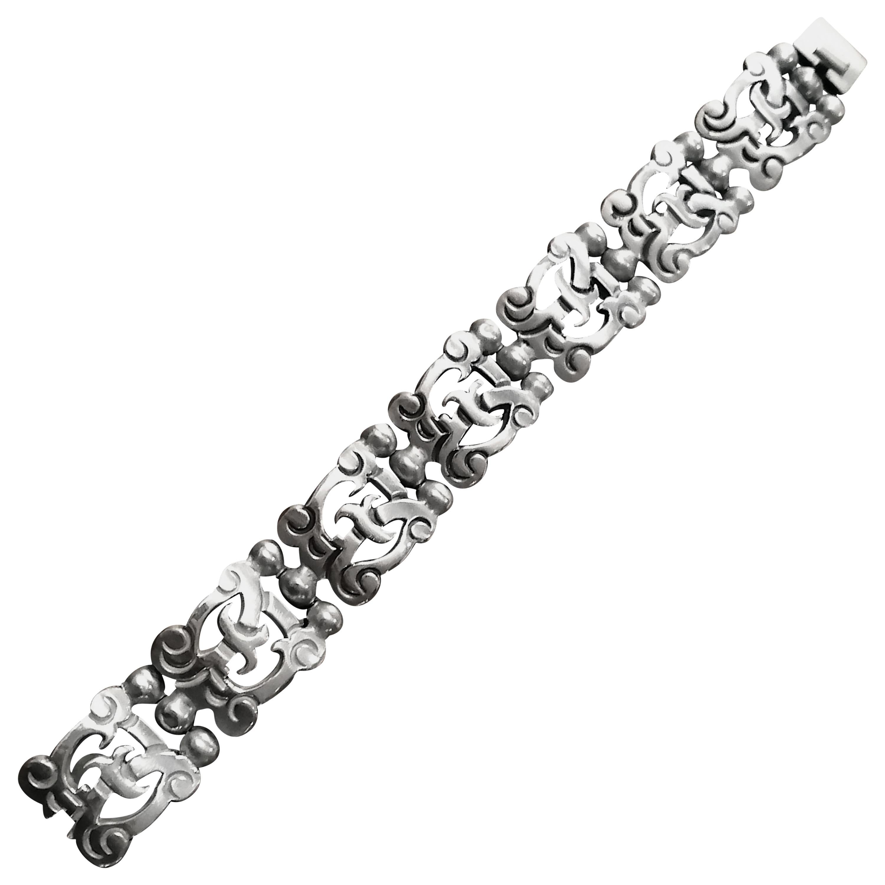Silberarmband von Frederick Davis mit Gliedern im vorspanischen Stil im Angebot