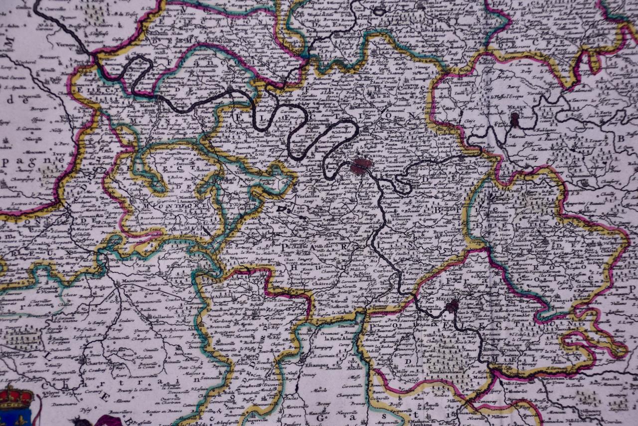 Cette carte colorée et détaillée du XVIIe siècle, réalisée à la main par Frederick De Wit, a été publiée à Amsterdam entre 1666 et 1760. La carte représente l'Île-de-France, qui est l'une des anciennes provinces de la France. Paris est situé au