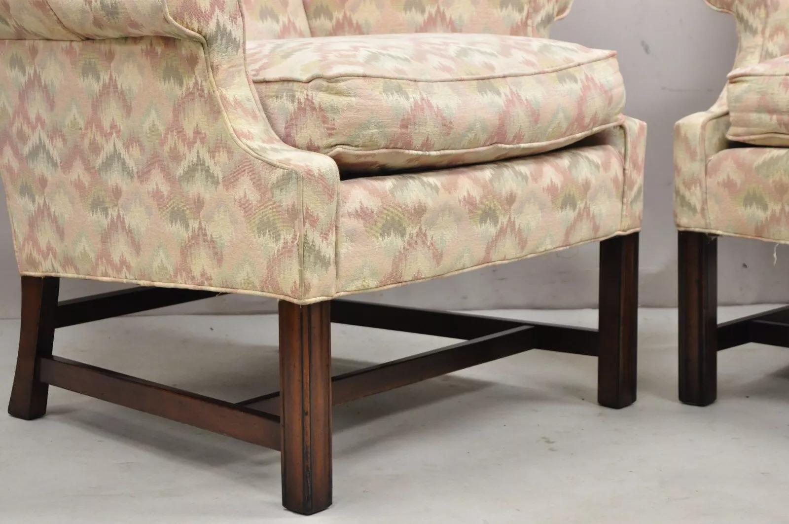 Paire de fauteuils de salon à dossier Wingback tapissés de style géorgien Frederick Edward Bon état - En vente à Philadelphia, PA