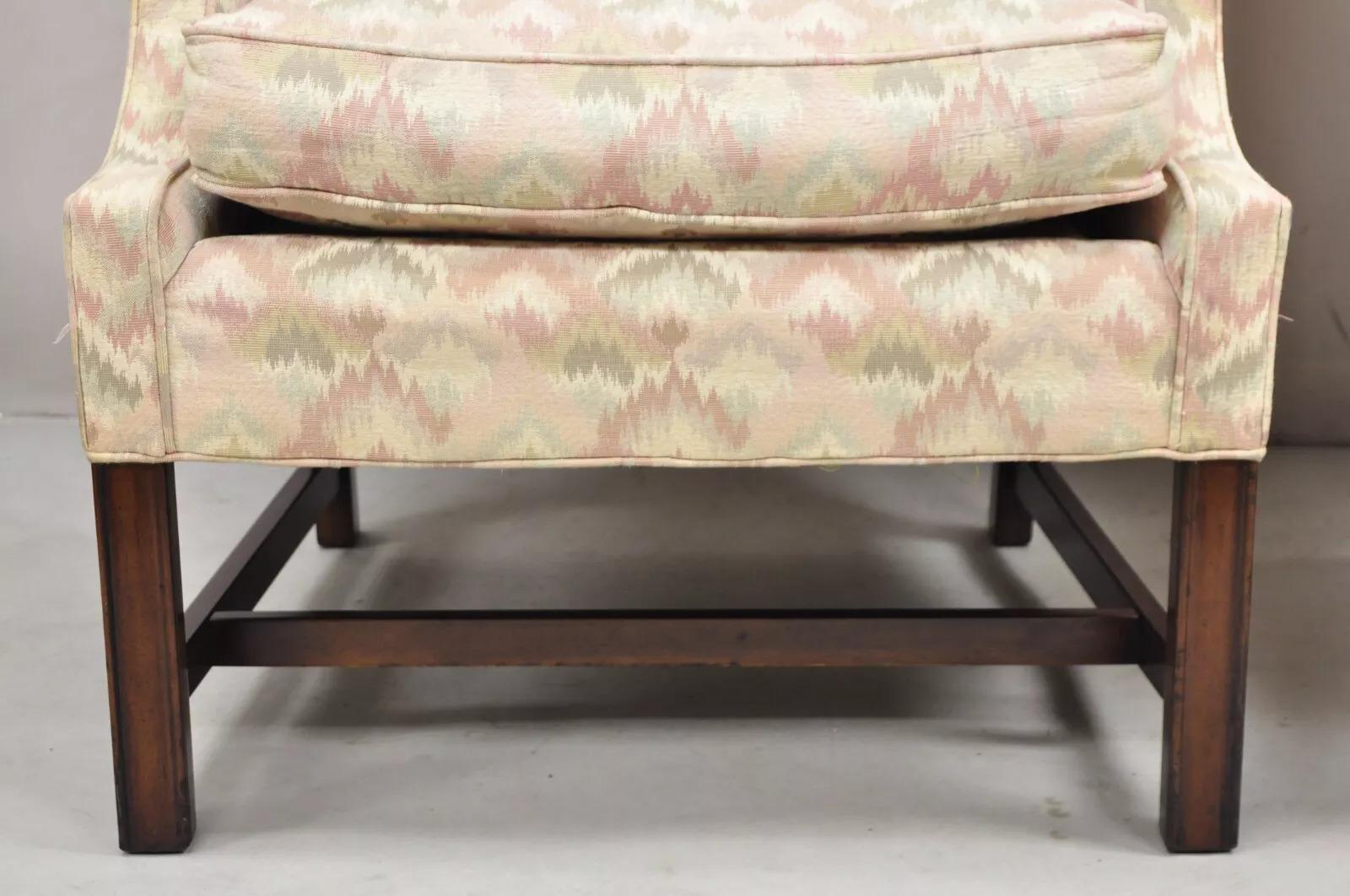 Tissu Paire de fauteuils de salon à dossier Wingback tapissés de style géorgien Frederick Edward en vente