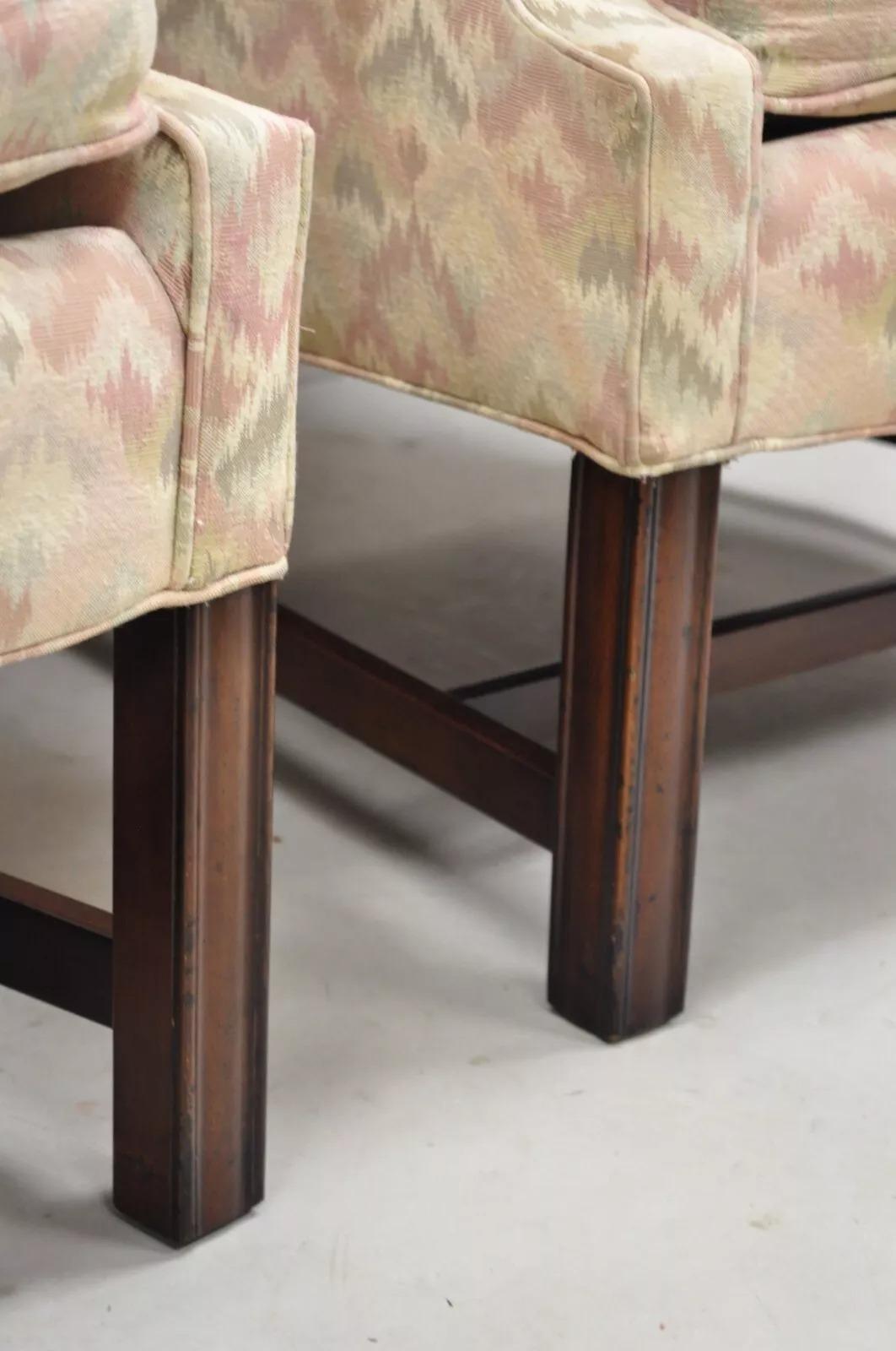 Paire de fauteuils de salon à dossier Wingback tapissés de style géorgien Frederick Edward en vente 3