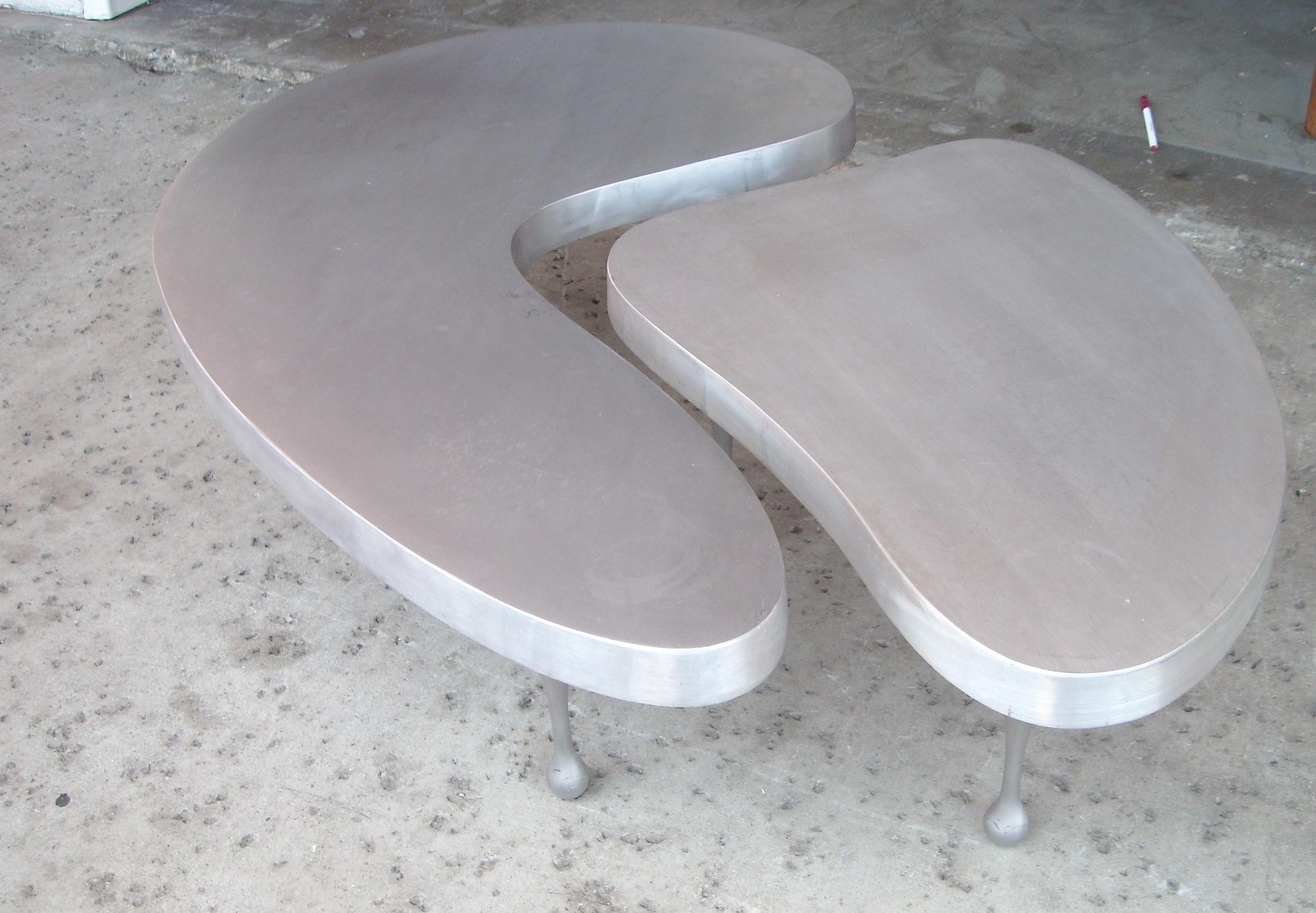 Amazing vanguard 1930s design by Kiesler in this 2 parts coffee table. (Re- issue of the 1980s.).