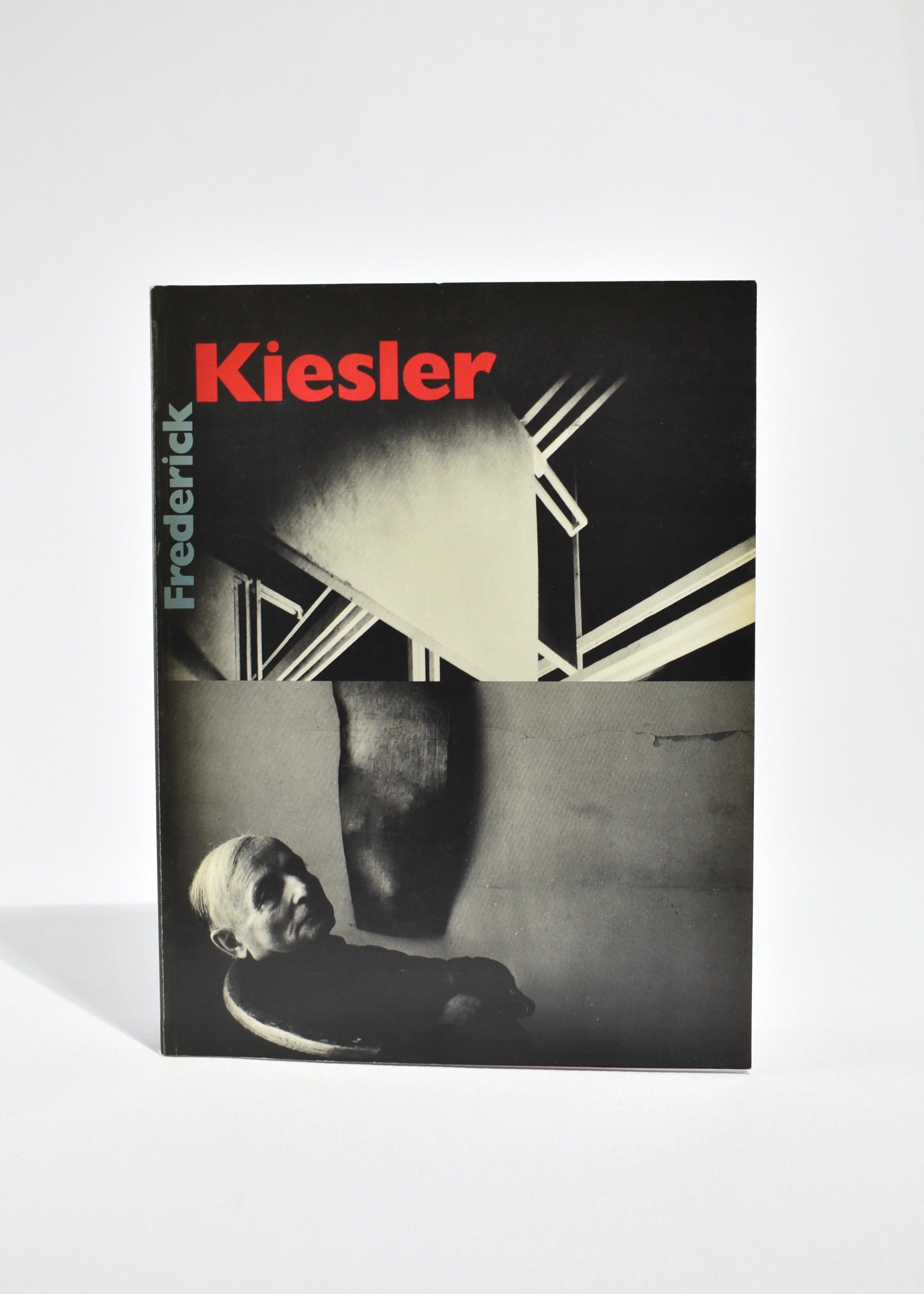 Livre de poche vintage présentant une rétrospective du travail de l'architecte et scénographe Frederick Kiesler. Par Lisa Phillips, publié en 1989. 1ère édition, 170 pages.

