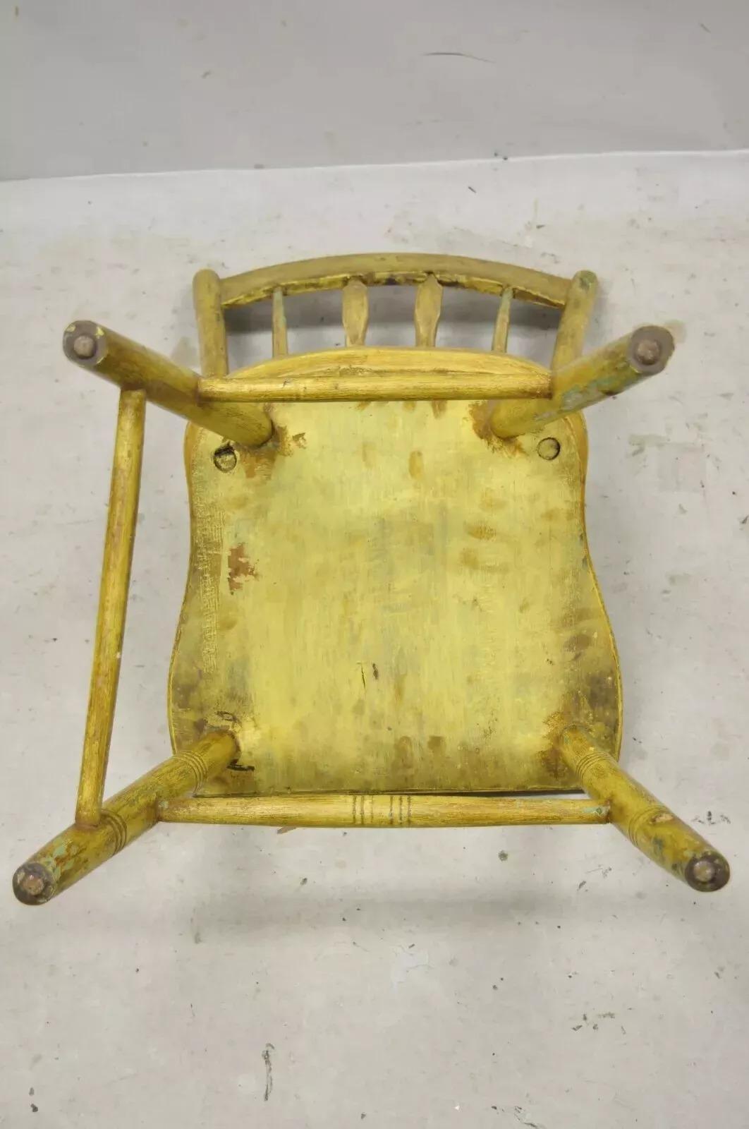 Fauteuil d'appoint peint en jaune style primitif américain jaune Hitchcock de Frederick Loeser & Co (B) en vente 3