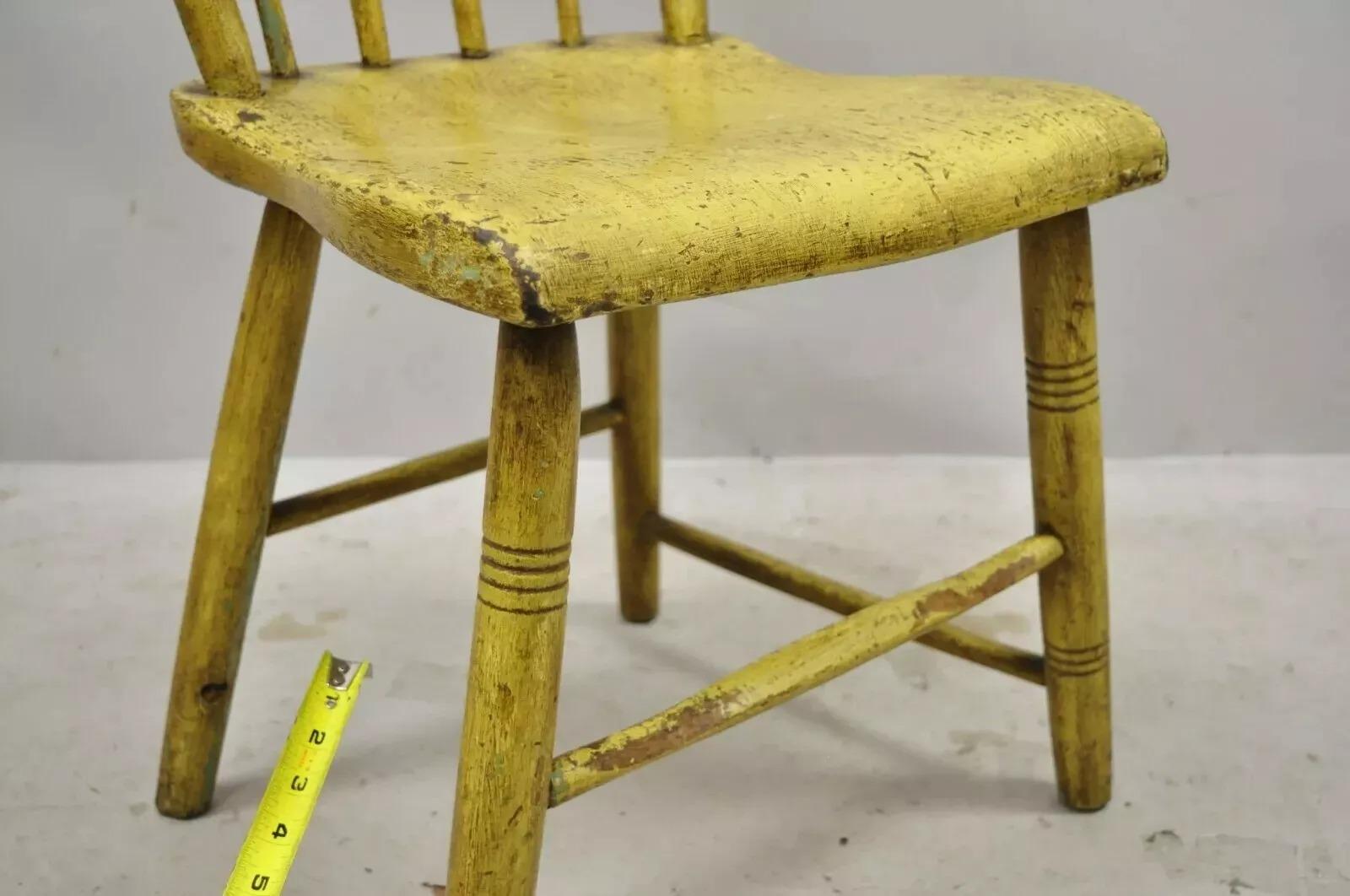 Fauteuil d'appoint peint en jaune style primitif américain jaune Hitchcock de Frederick Loeser & Co (B) Bon état - En vente à Philadelphia, PA