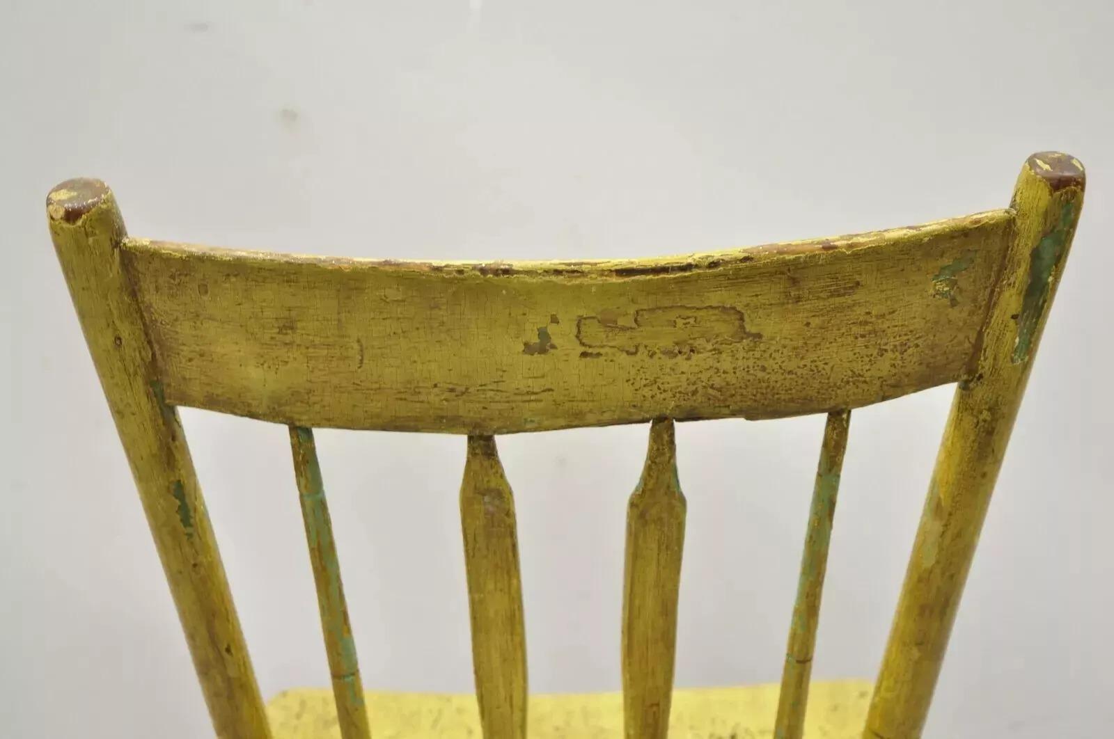 Fauteuil d'appoint peint en jaune style primitif américain jaune Hitchcock de Frederick Loeser & Co (B) en vente 1