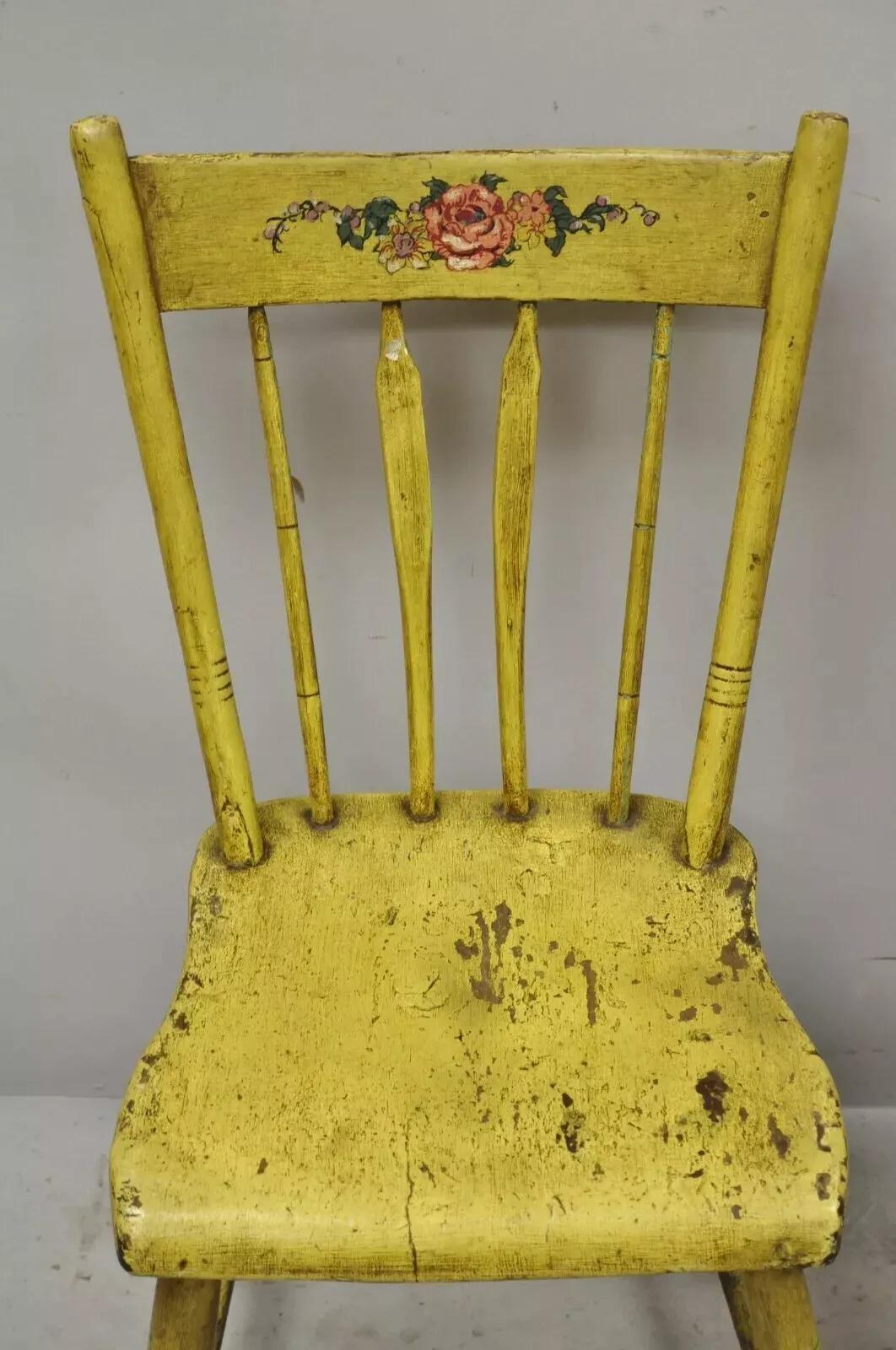 Autre Paire de chaises d'appoint jaune Primitive Hitchcock style Frederick Loeser & Co en vente