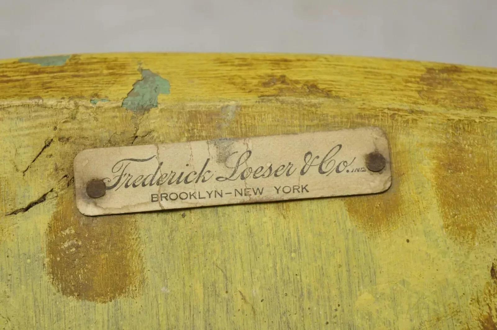 Inconnu Paire de chaises d'appoint jaune Primitive Hitchcock style Frederick Loeser & Co en vente