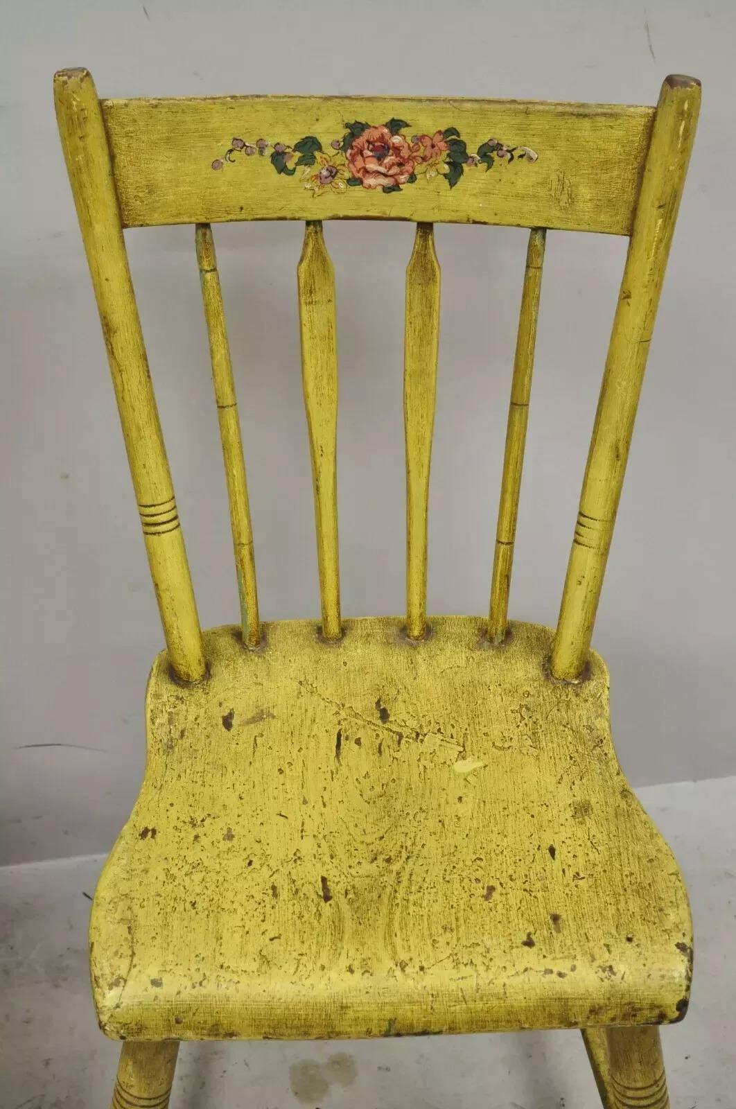 Paire de chaises d'appoint jaune Primitive Hitchcock style Frederick Loeser & Co Bon état - En vente à Philadelphia, PA