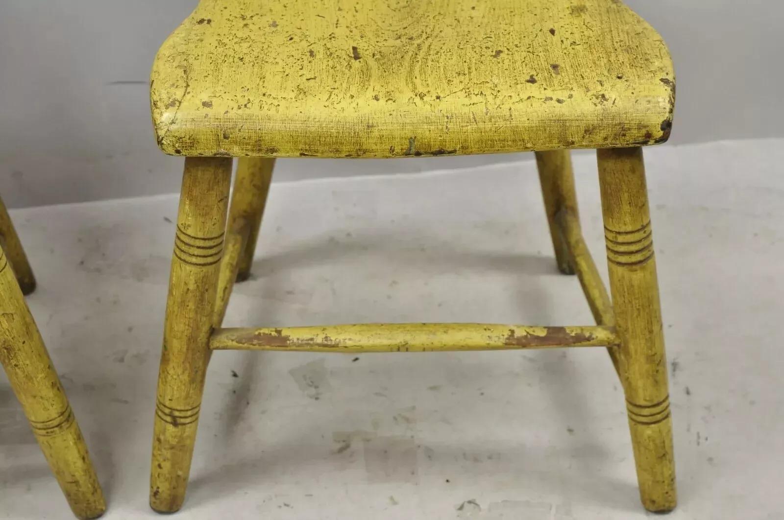 Bois Paire de chaises d'appoint jaune Primitive Hitchcock style Frederick Loeser & Co en vente