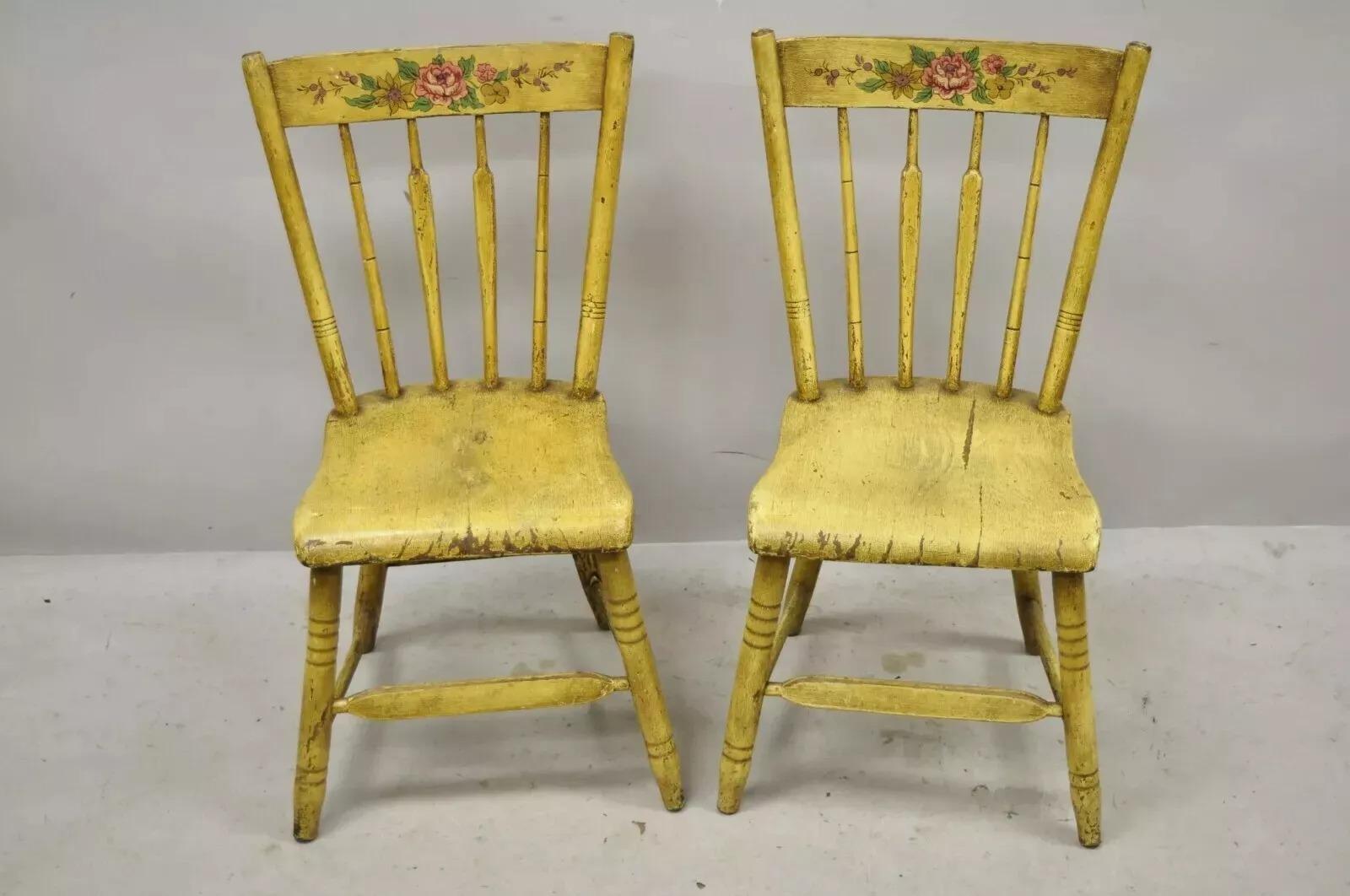 Antique Frederick Loeser & Co Yellow Primitive Hitchcock Style Side Chairs - Pair (B). Vers la fin du 19e siècle. Dimensions : 32.5