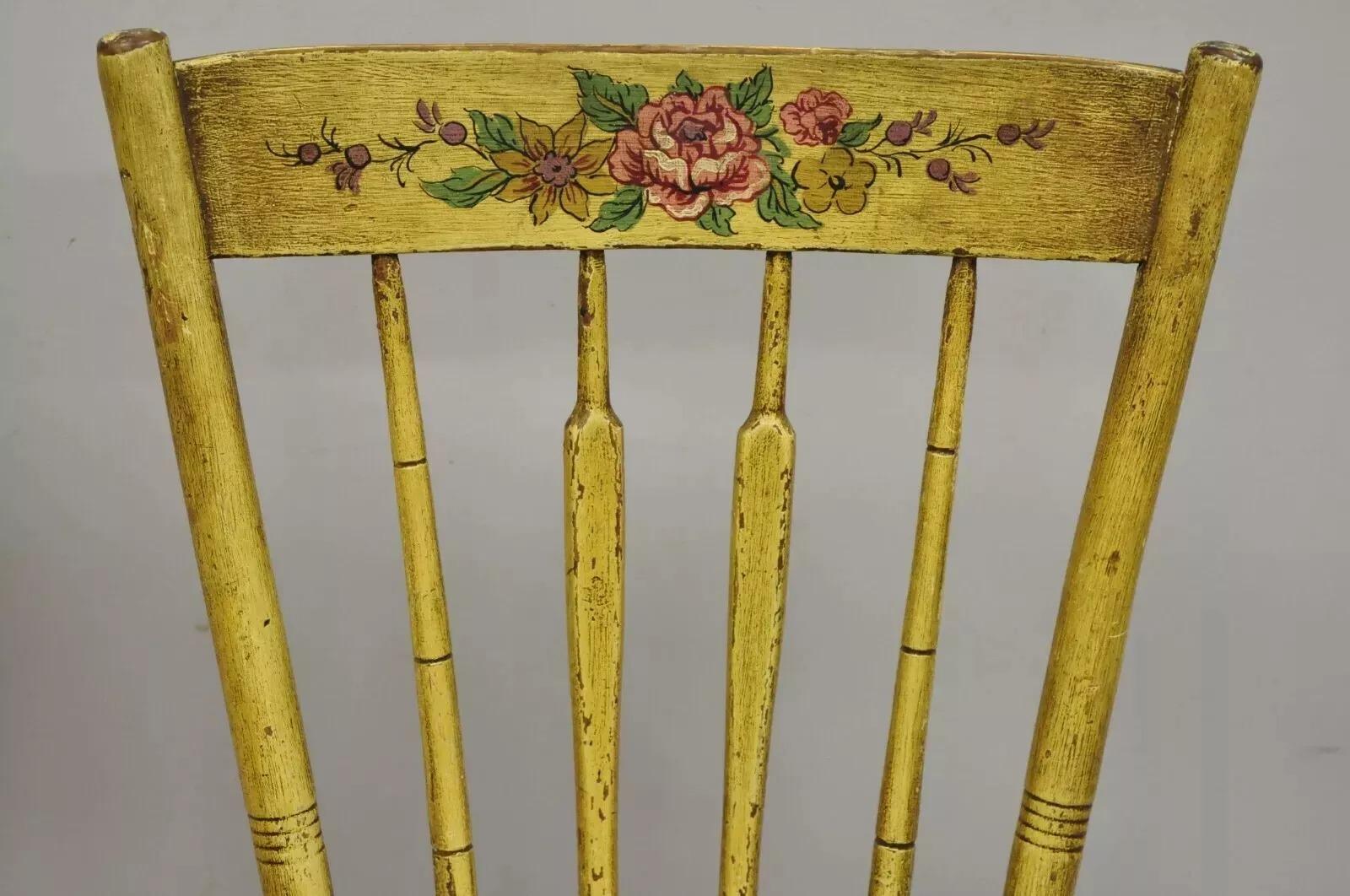 Inconnu Paire de chaises d'appoint jaune Primitive Hitchcock style Frederick Loeser & Co en vente