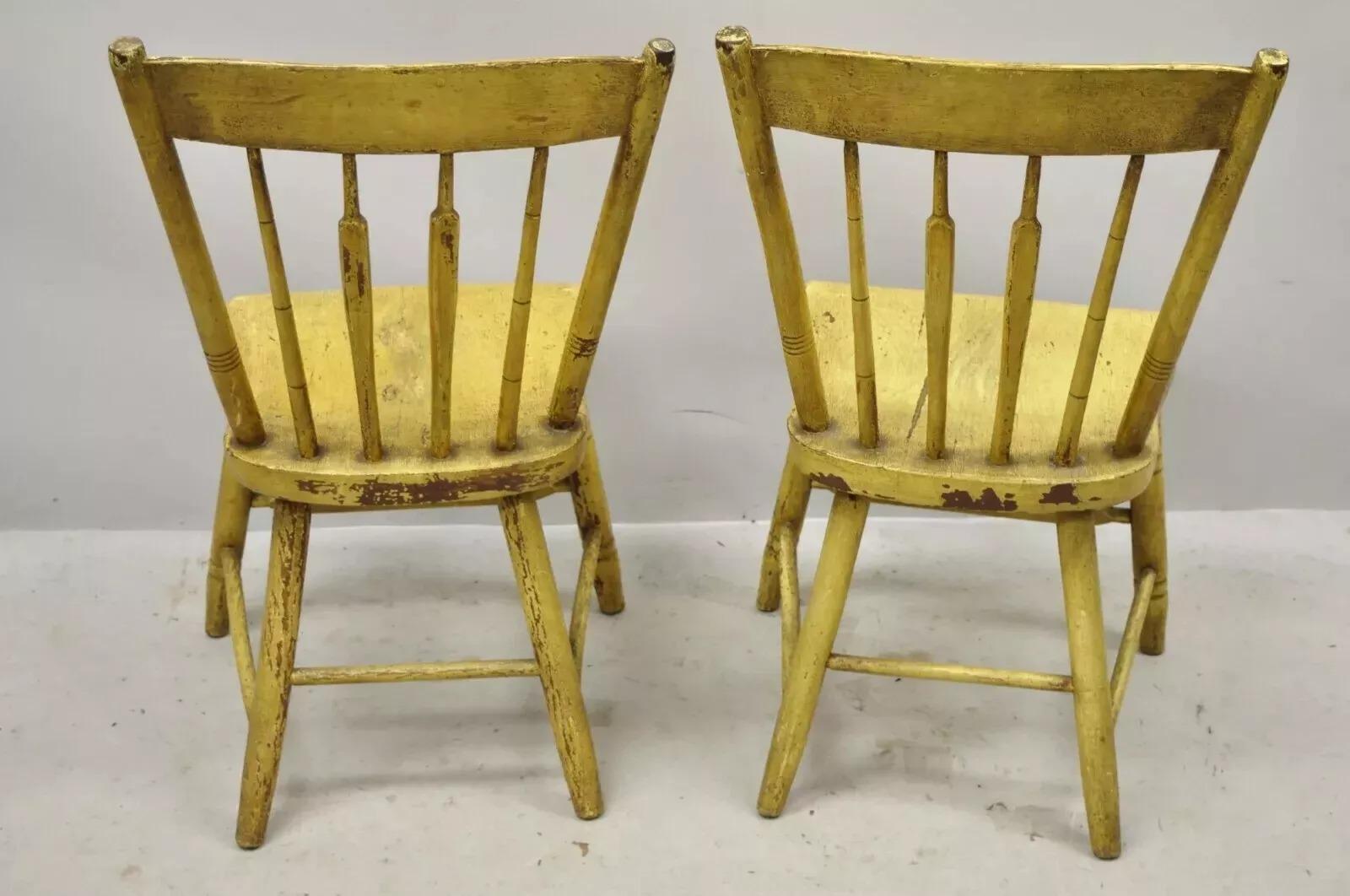 Bois Paire de chaises d'appoint jaune Primitive Hitchcock style Frederick Loeser & Co en vente