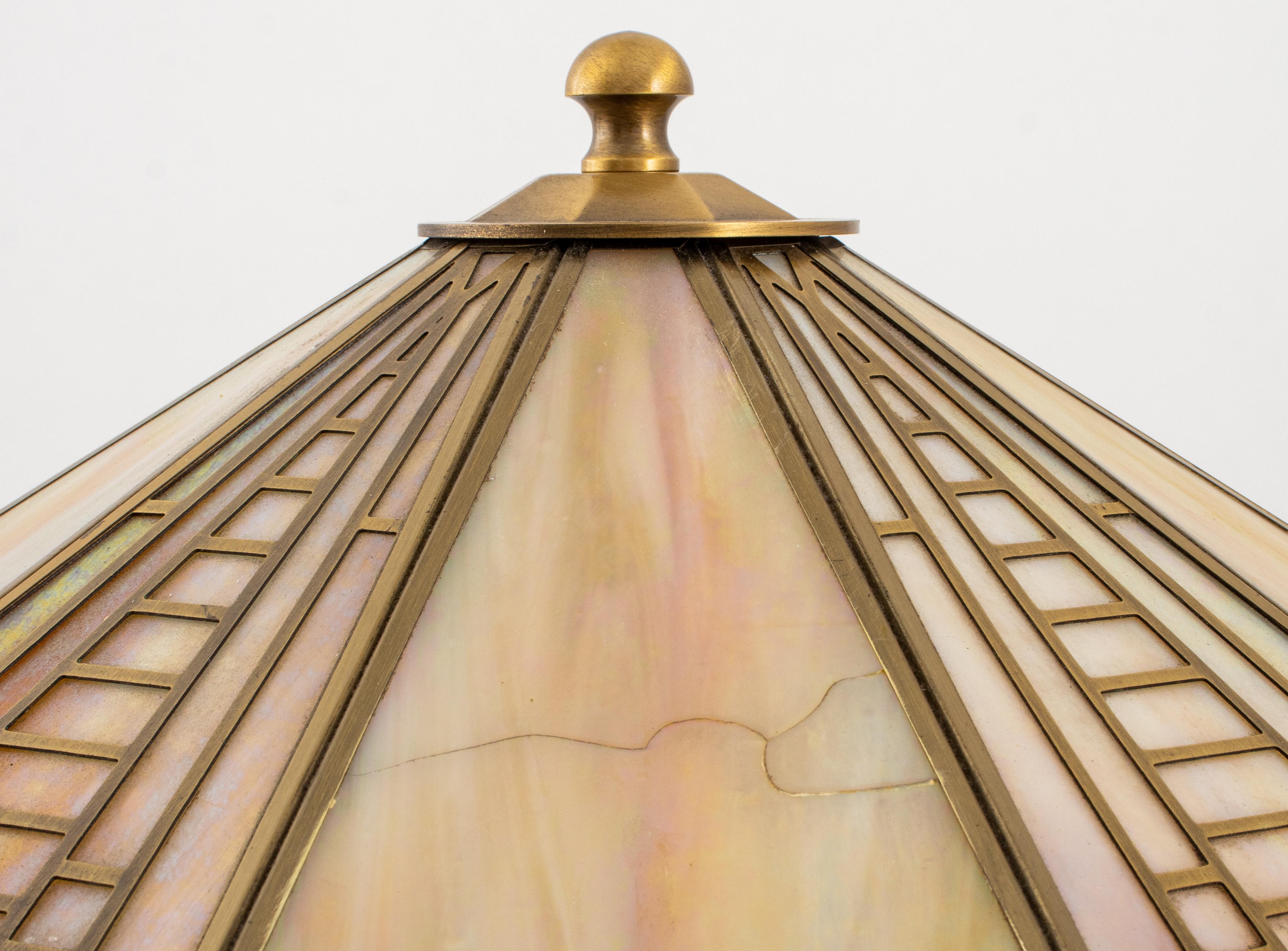 Lampe de table Frederick Raymond Arts and Crafts Slag Glass avec quatre ampoules, l'abat-jour décagonal et la base rectangulaire avec des inserts en verre irisé et un cadre en métal doré avec un design géométrique dans le style Arts and Crafts /