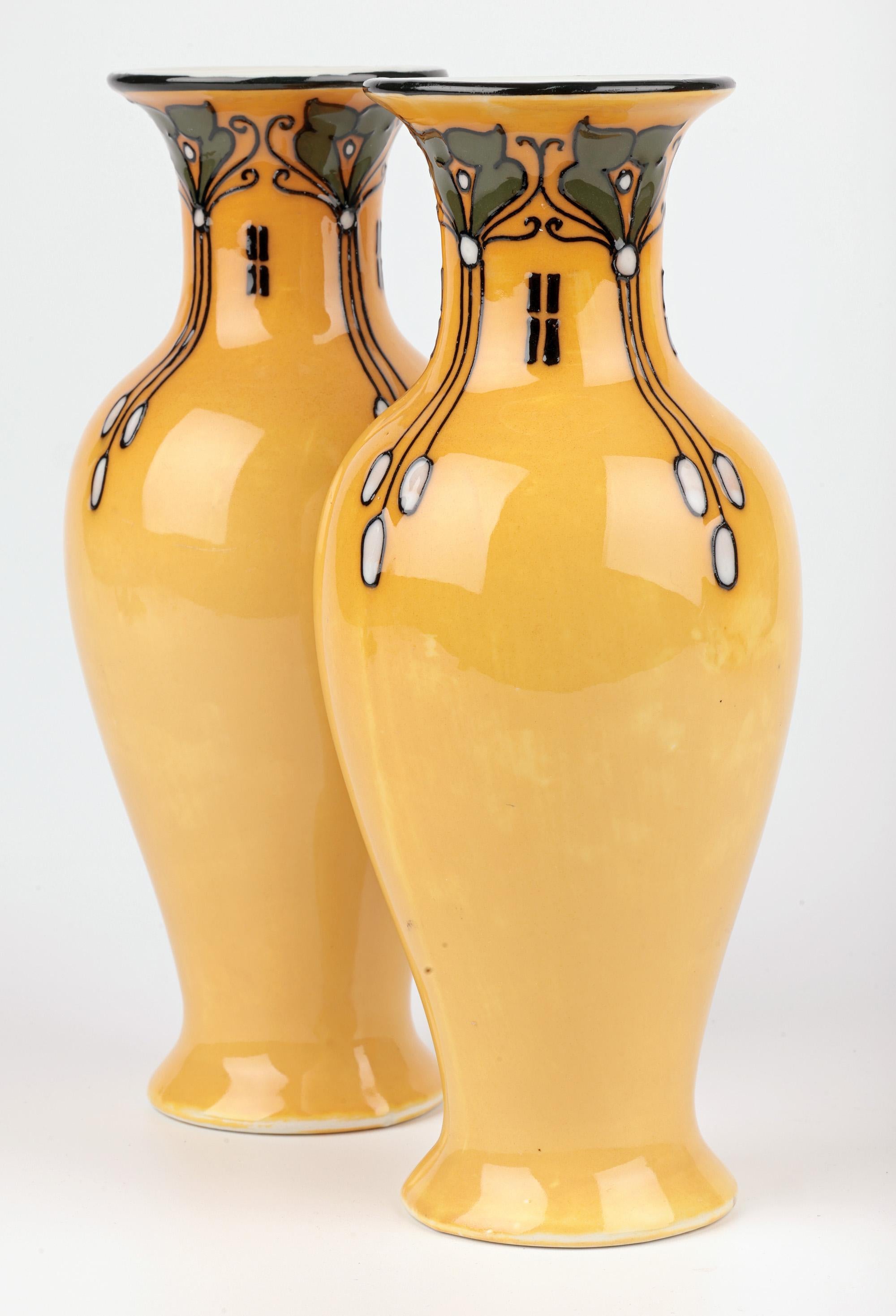 Frederick Rhead Coppia di vasi Art Line di Elers Ware in stile liberty in vendita 3