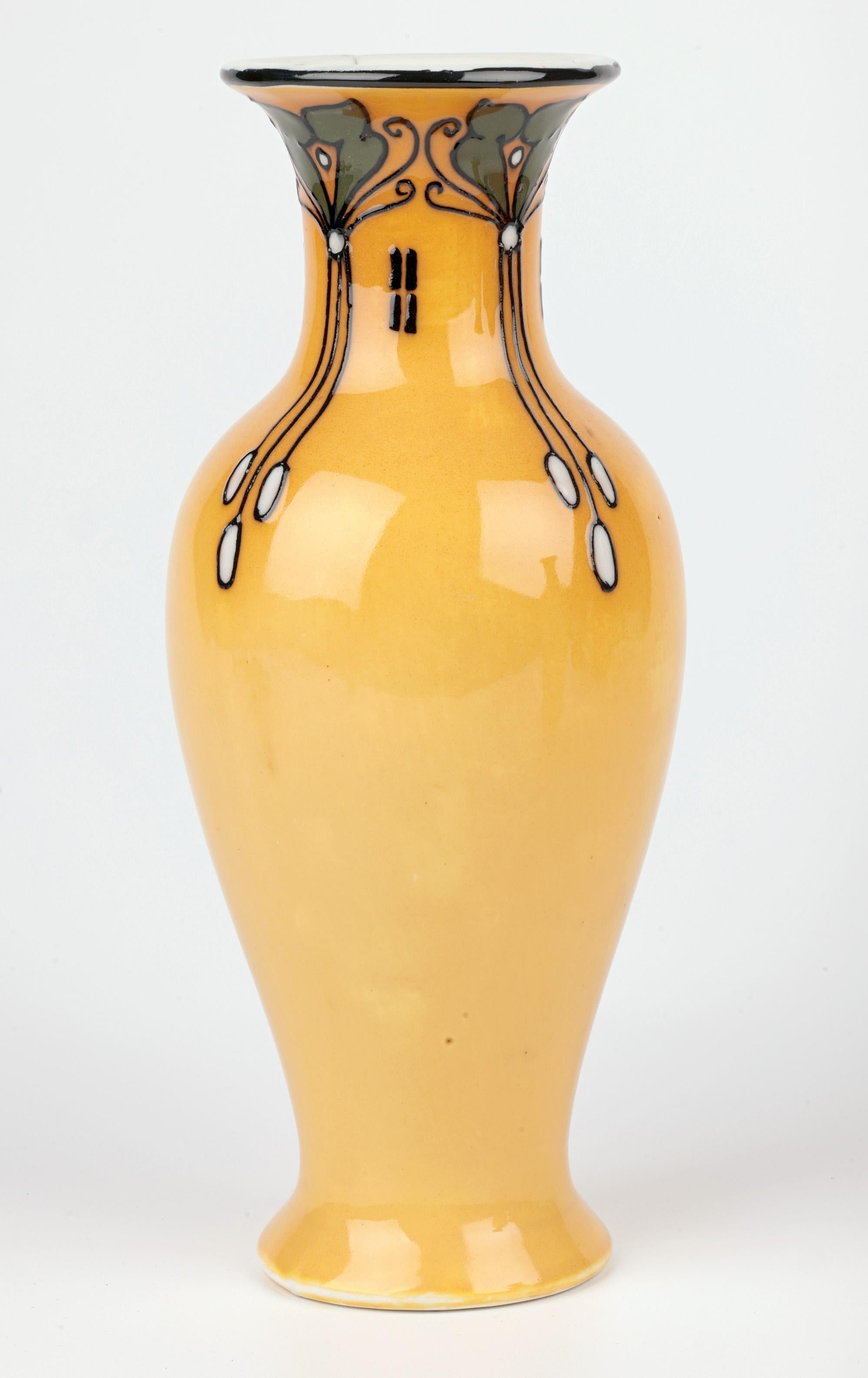 Frederick Rhead Coppia di vasi Art Line di Elers Ware in stile liberty in vendita 6