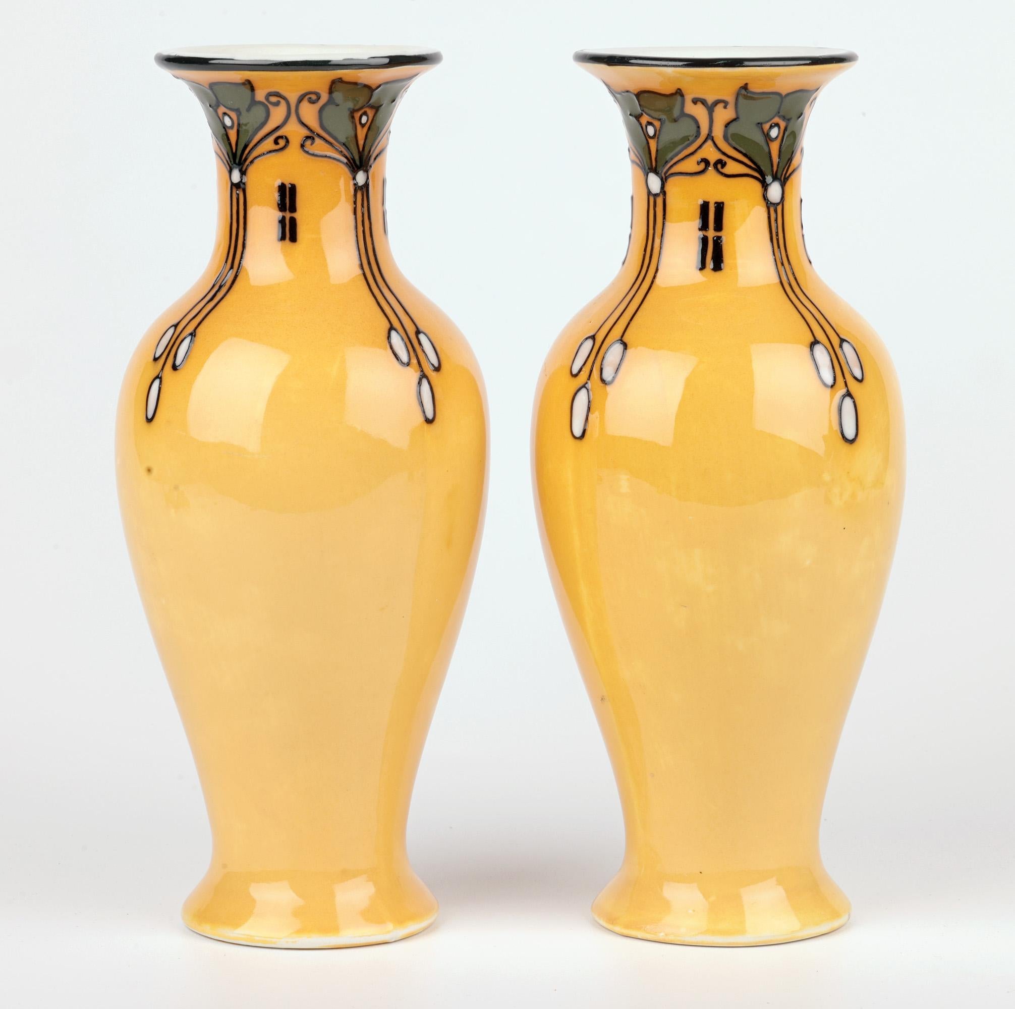 Frederick Rhead Coppia di vasi Art Line di Elers Ware in stile liberty in vendita 7