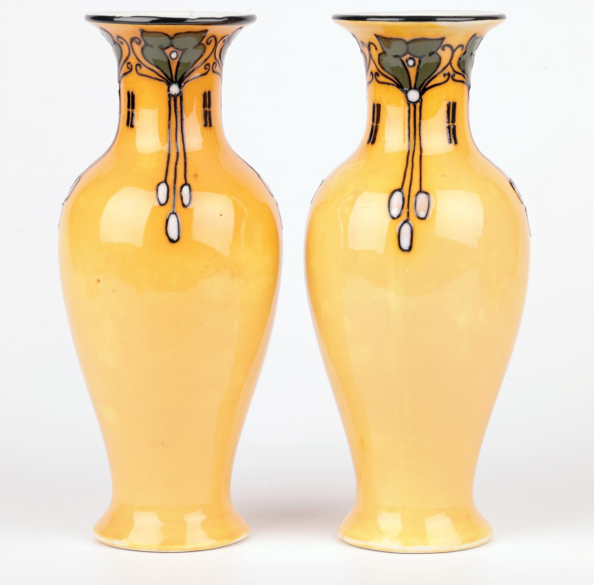 Frederick Rhead Coppia di vasi Art Line di Elers Ware in stile liberty in vendita 10