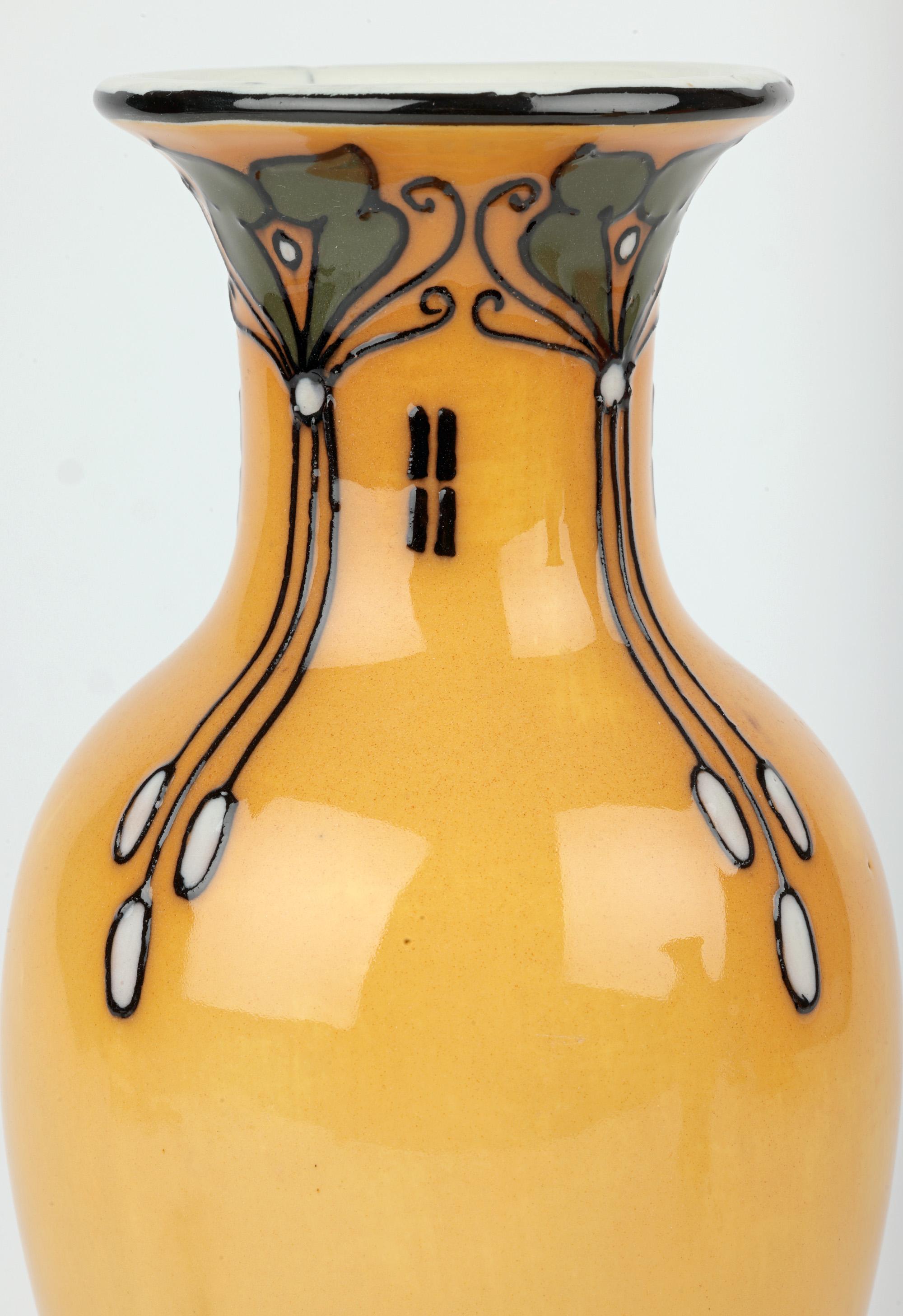 Inglese Frederick Rhead Coppia di vasi Art Line di Elers Ware in stile liberty in vendita