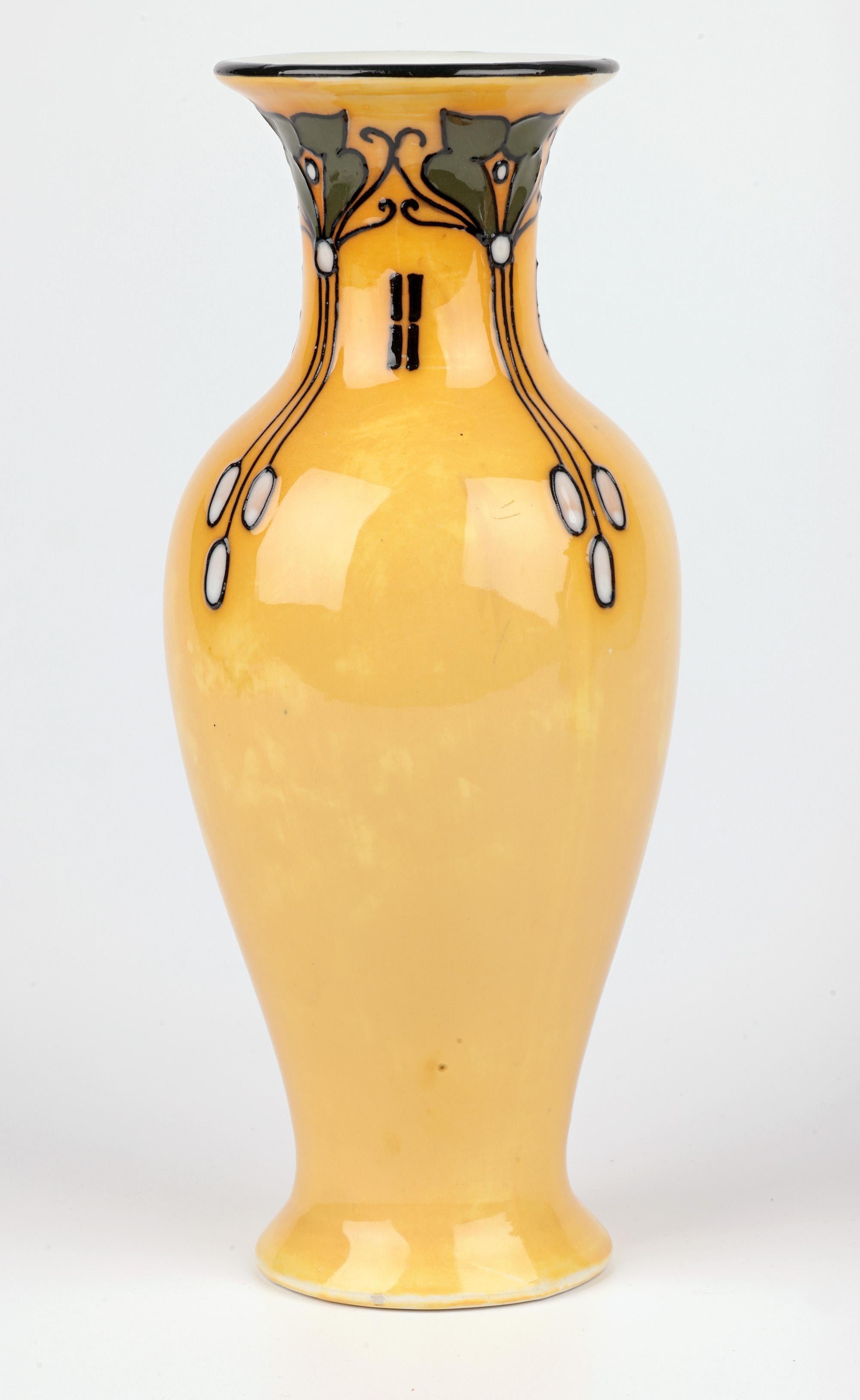 Smaltato Frederick Rhead Coppia di vasi Art Line di Elers Ware in stile liberty in vendita