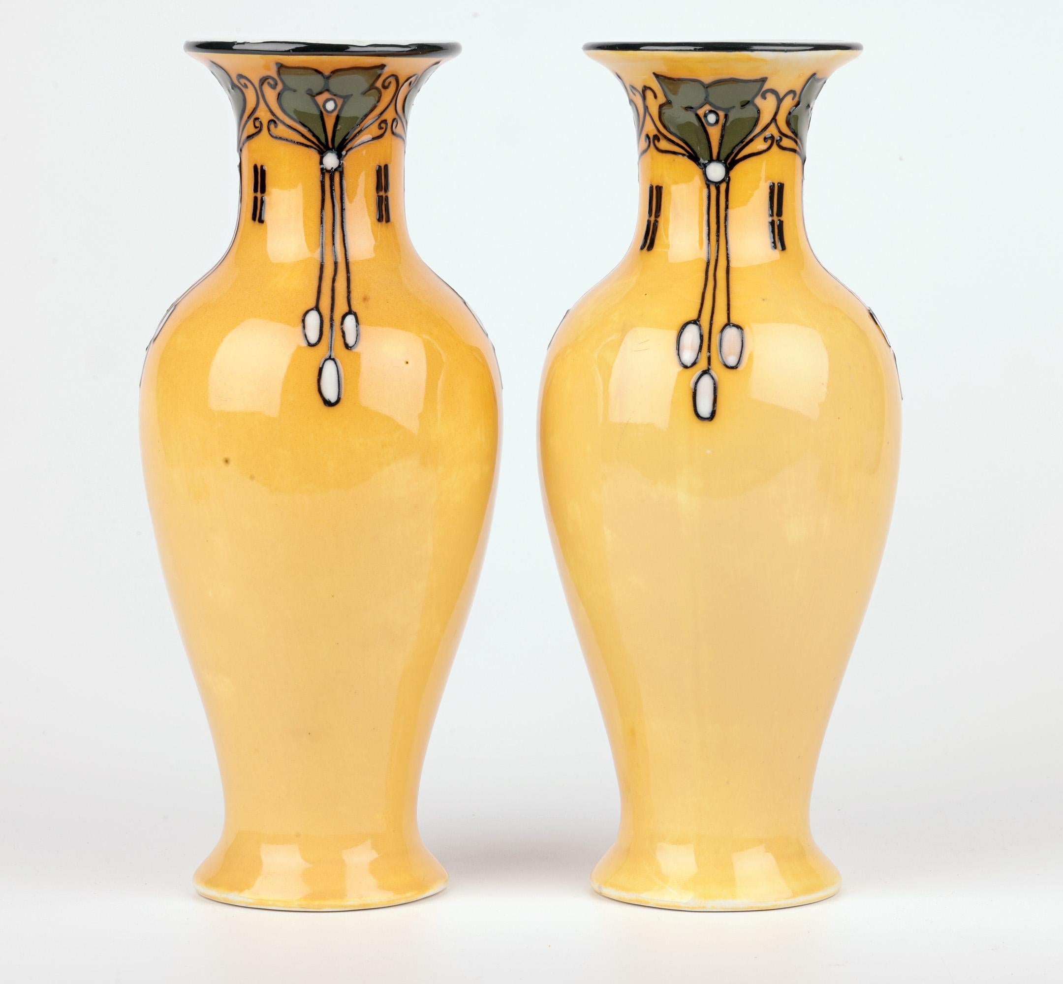 Frederick Rhead Coppia di vasi Art Line di Elers Ware in stile liberty In condizioni buone in vendita a Bishop's Stortford, Hertfordshire