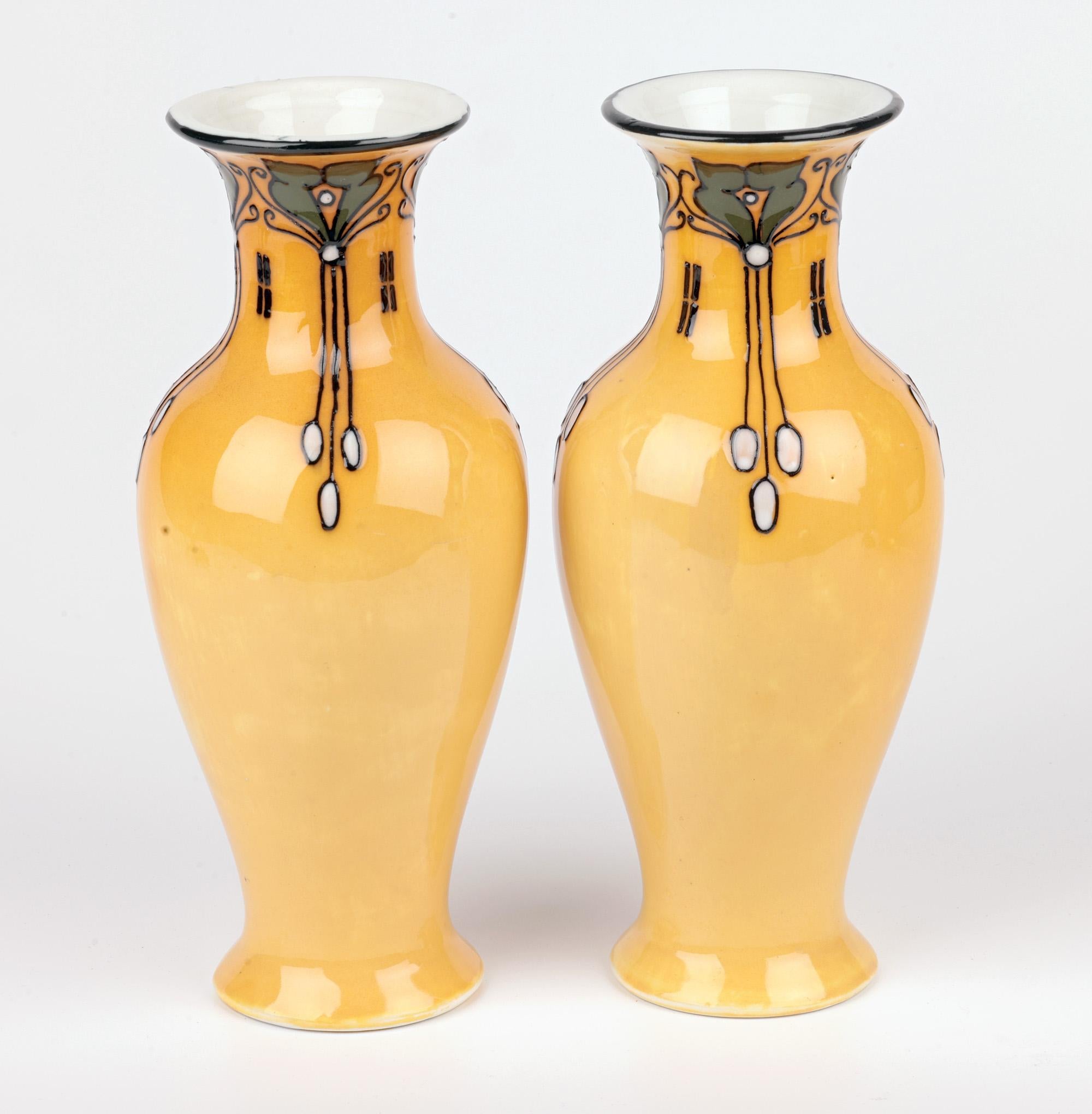 Porcellana Frederick Rhead Coppia di vasi Art Line di Elers Ware in stile liberty in vendita