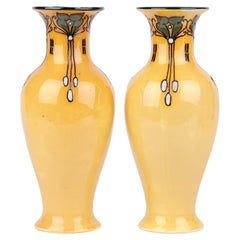 Frederick Rhead Paire de vases Elers Ware Art Nouveau à motifs en forme de tubes