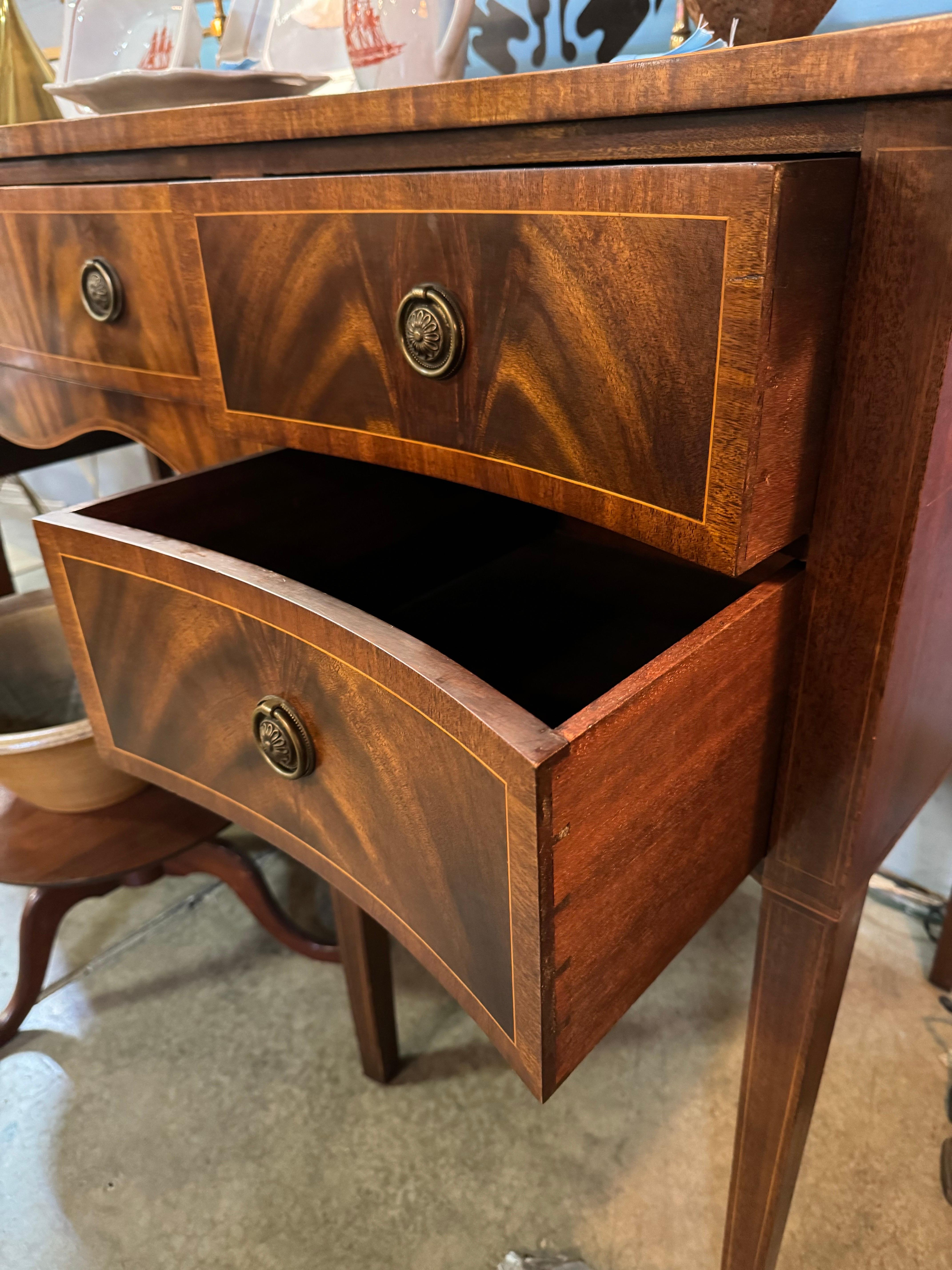 Inglese Credenza in mogano Frederick Tibbenham in vendita