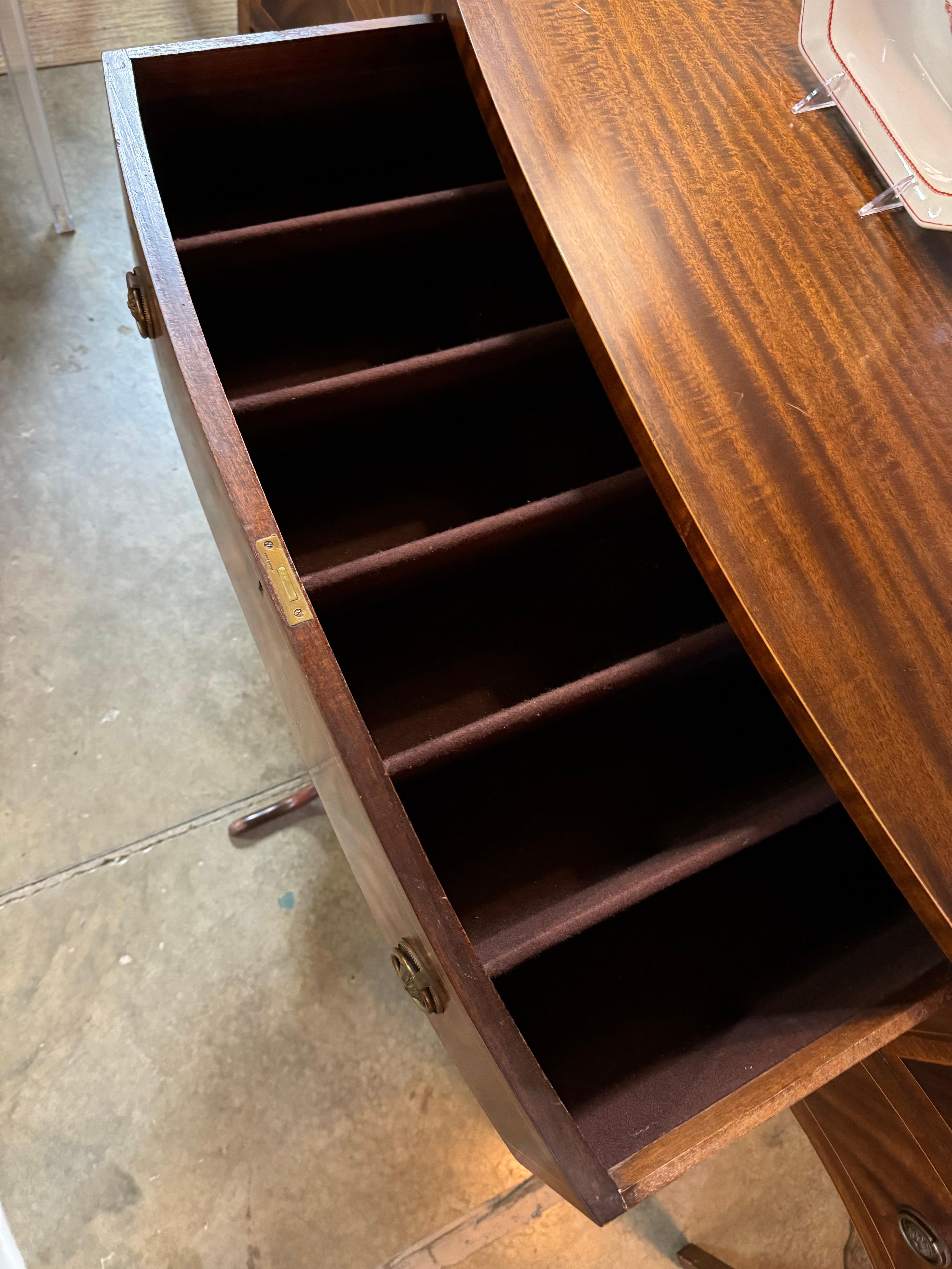 XX secolo Credenza in mogano Frederick Tibbenham in vendita