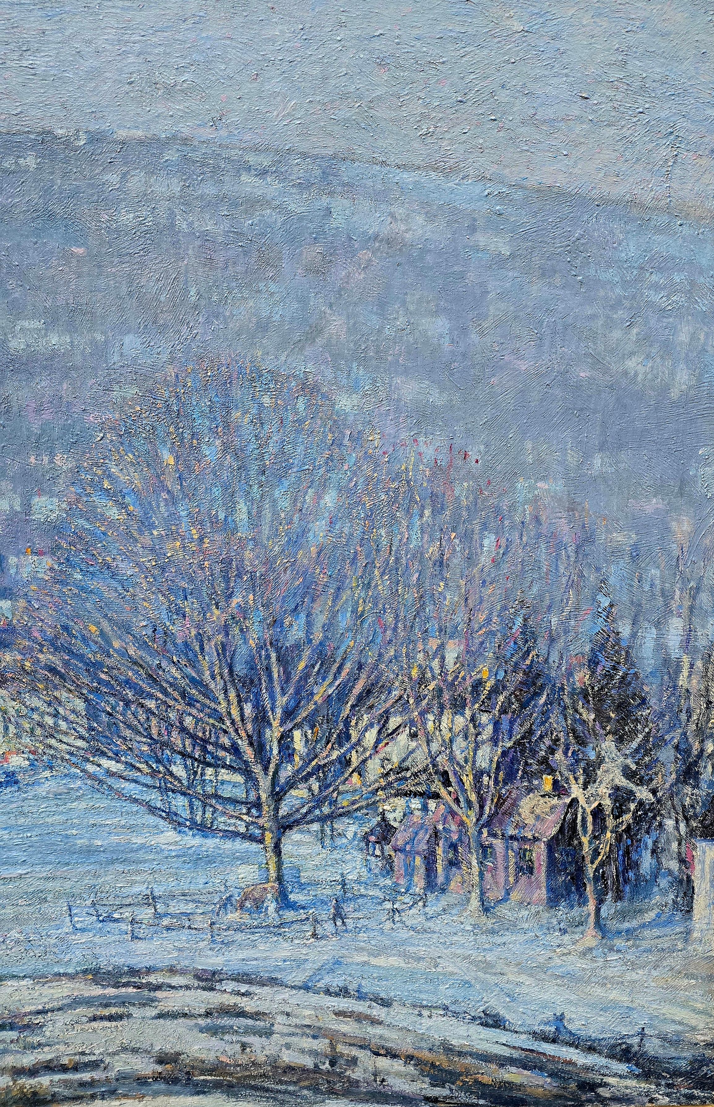 Atemberaubende, ätherische Winterszene des amerikanischen Meisters des Impressionismus Frederick Usher de Voll. Seine klassischen violetten Farbtöne, die schöne Pinselführung und die klare, gedämpfte Stille eines verschneiten Wintertages. 32 x 36 in