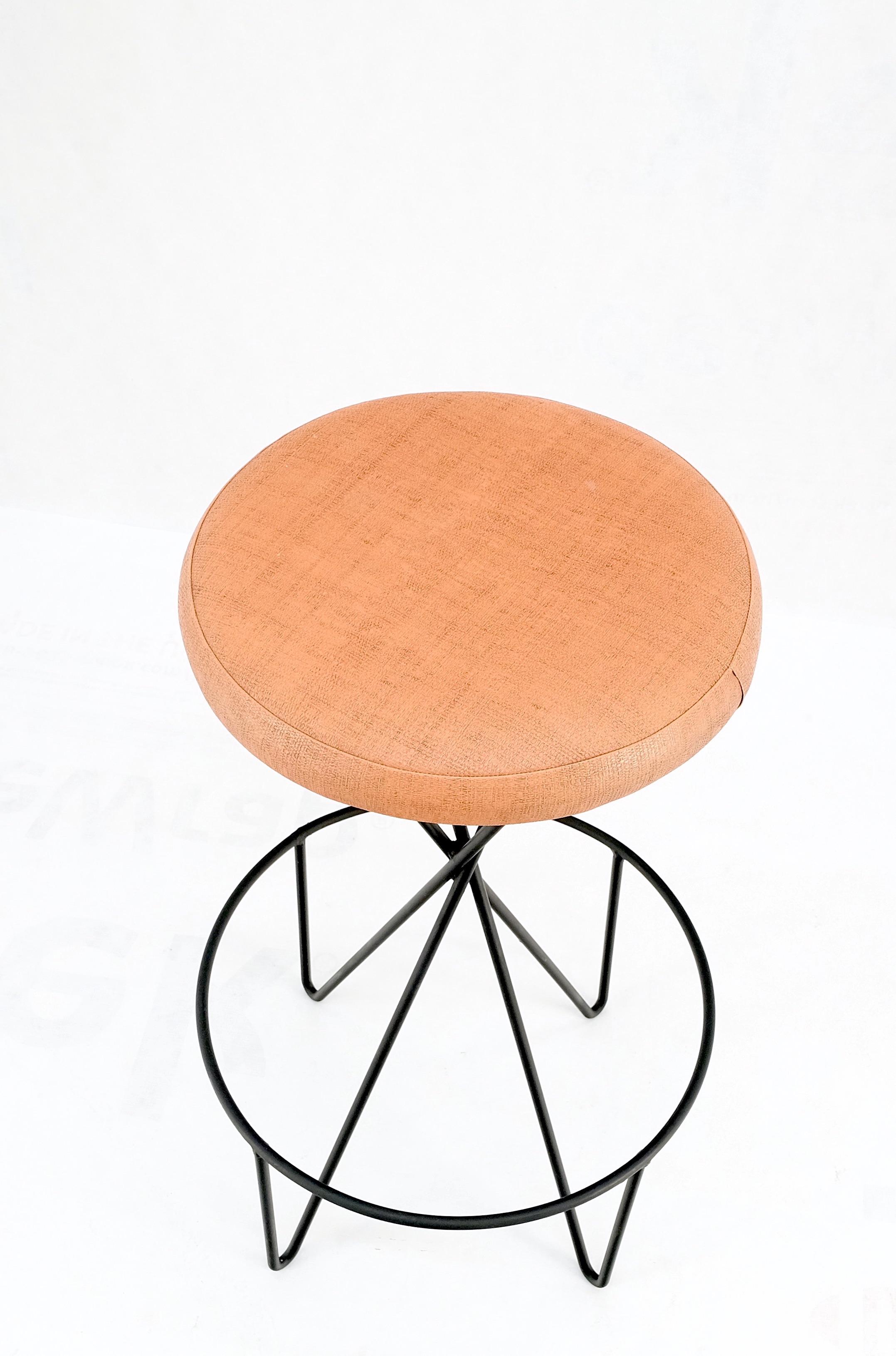 Frederick Weiberg Mid-Century Modern wire base round seat bar stool, circa 1970s.