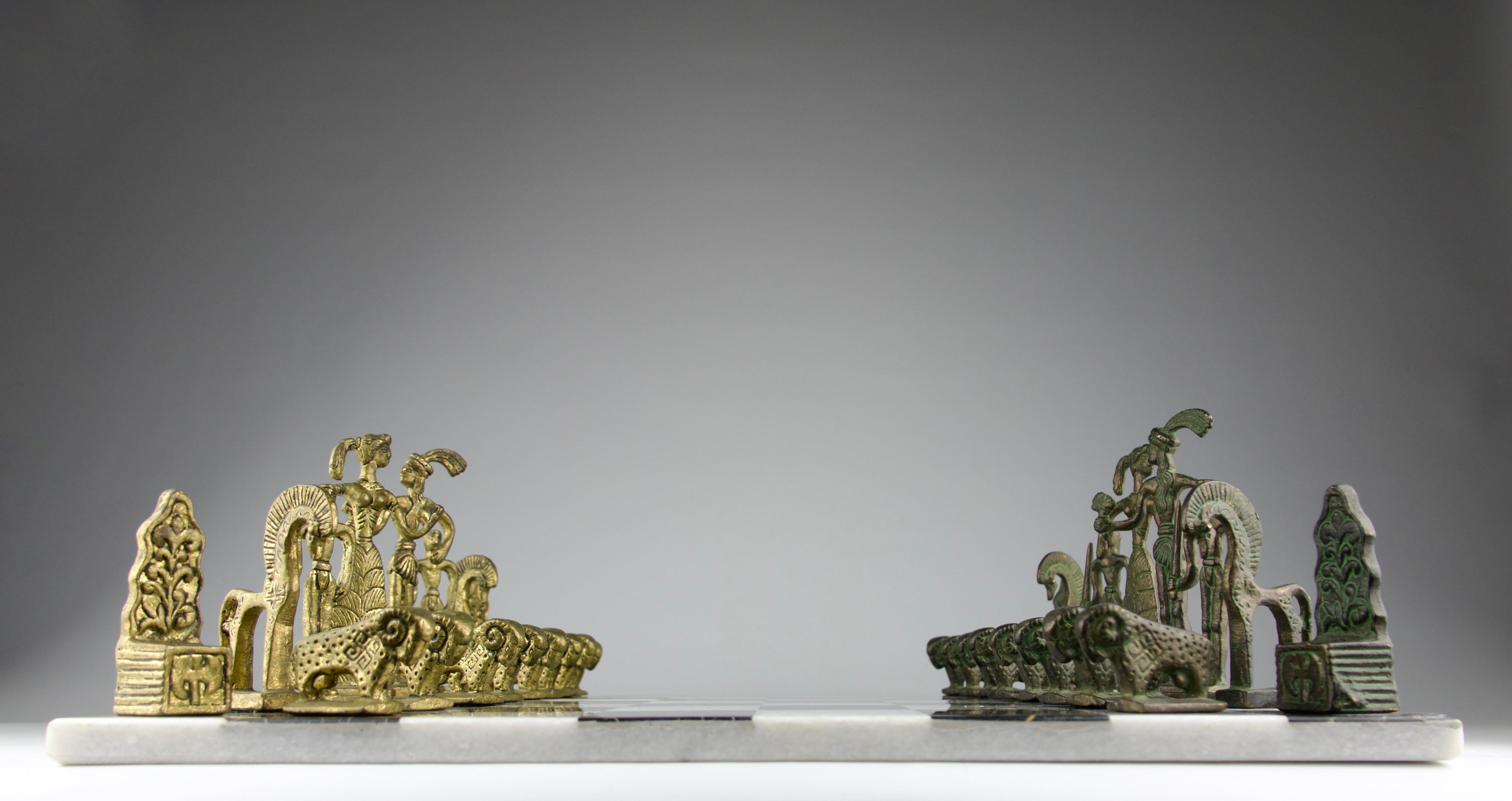 Superb chess set by the artist and designer Frederick Weinberg (1922-1970). Pieces are in patinated bronze and the board is in marble.

Very good condition.

Secure shipping.

Philadelphia based artist and industrial designer Frederic Weinberg