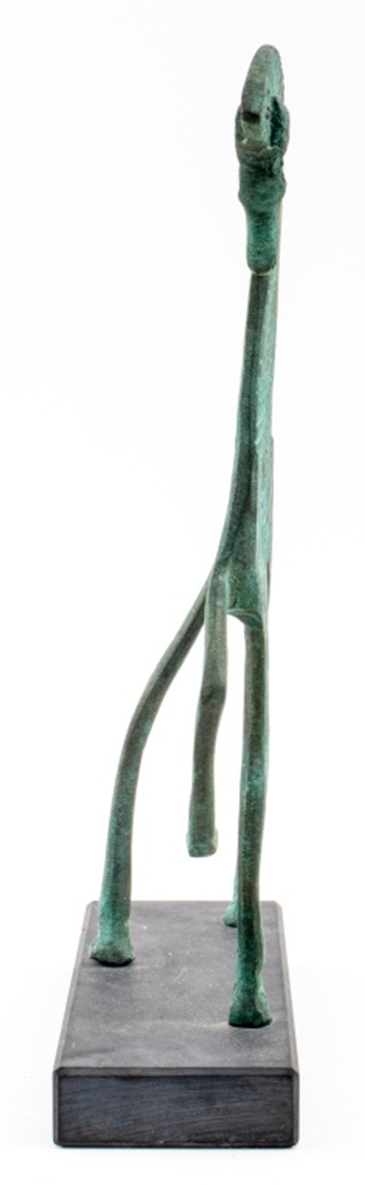 Frederick Weinberg patiniert und Grünspan Bronze Pferd Statue Skulptur mit Ritzungen Tüpfeln und florale Dekoration auf der Oberfläche, montiert auf einem schwarzen Steinsockel. 10,5