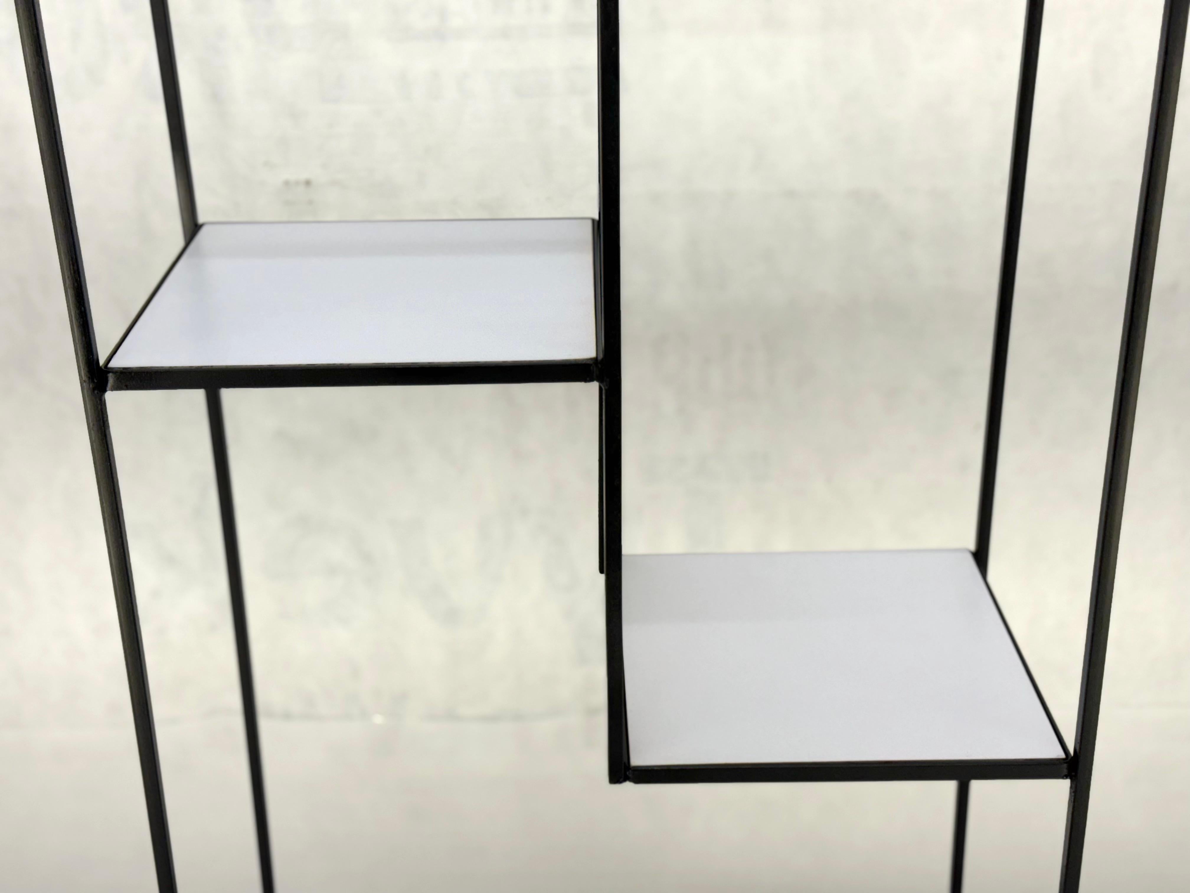 Mid-Century moderno Frederick Weinberg Ferro smalto bianco e rete metallica Scaffali Etagere MINT! in vendita