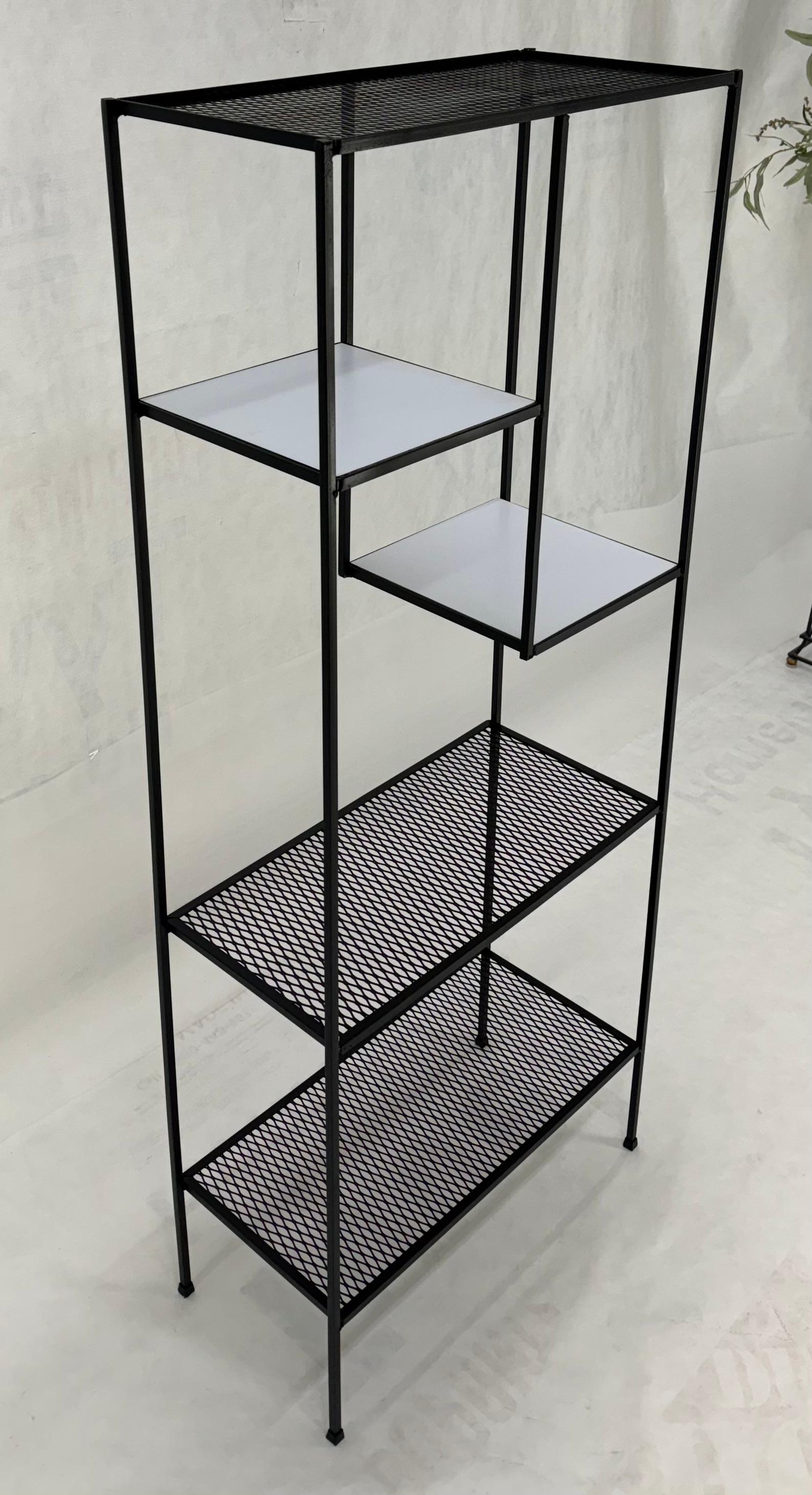 Frederick Weinberg Ferro smalto bianco e rete metallica Scaffali Etagere MINT! In condizioni ottime in vendita a Rockaway, NJ