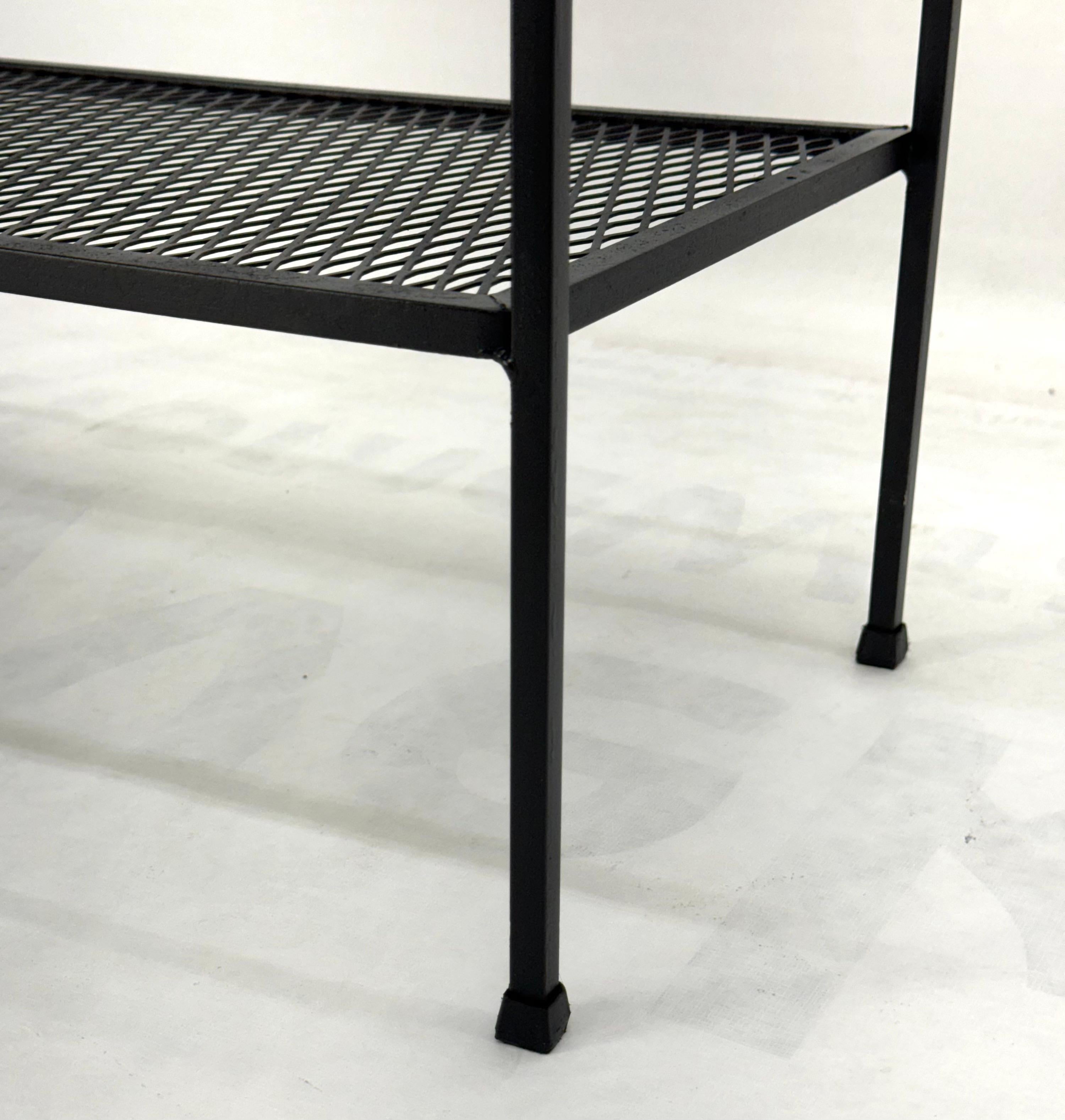 XX secolo Frederick Weinberg Ferro smalto bianco e rete metallica Scaffali Etagere MINT! in vendita