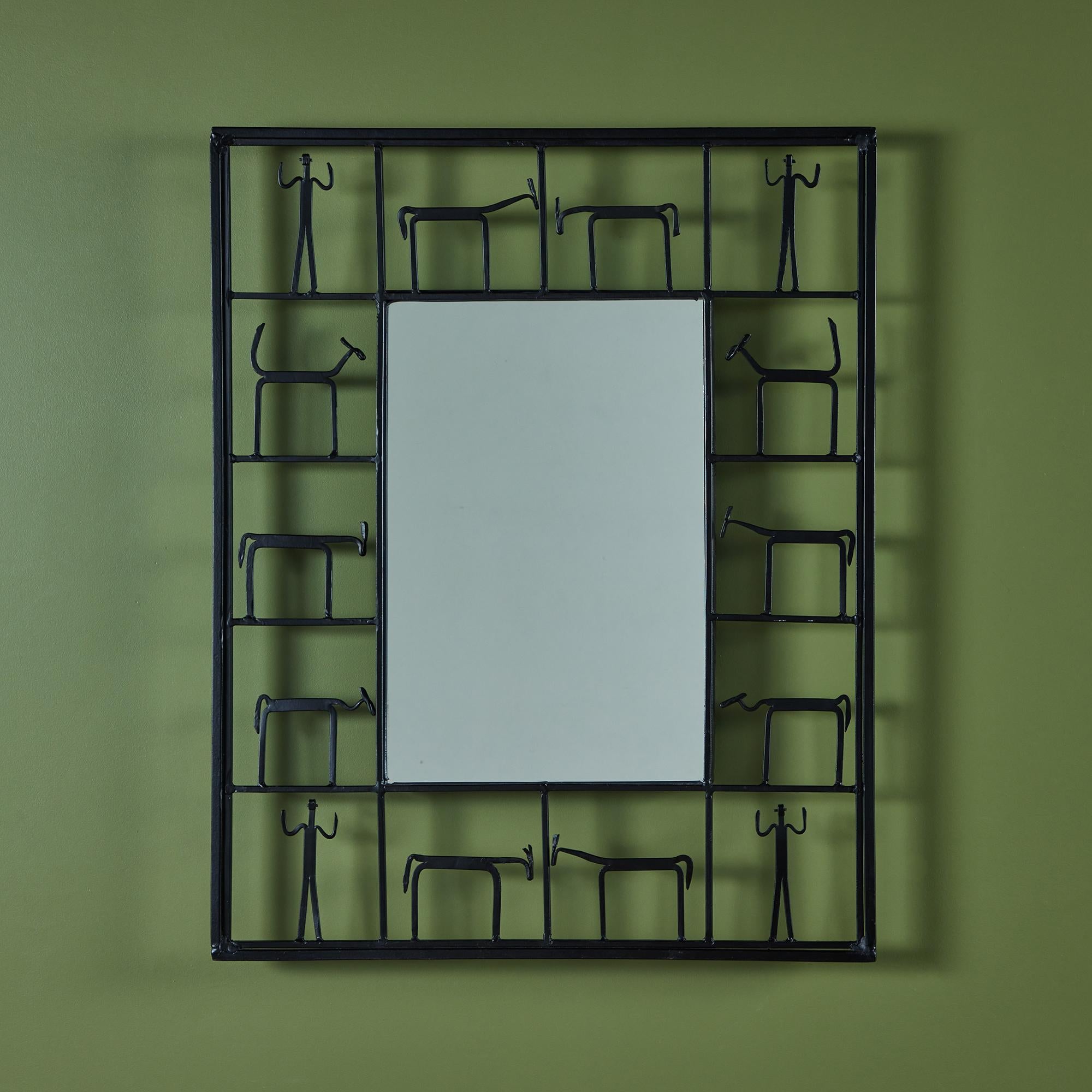 Modernistischer Wandspiegel im Stil von Frederick Weinberg. Der rechteckige Spiegel hat einen schwarzen Eisenrahmen, auf dem Tiere und Figuren abgebildet sind.

Abmessungen
24,25