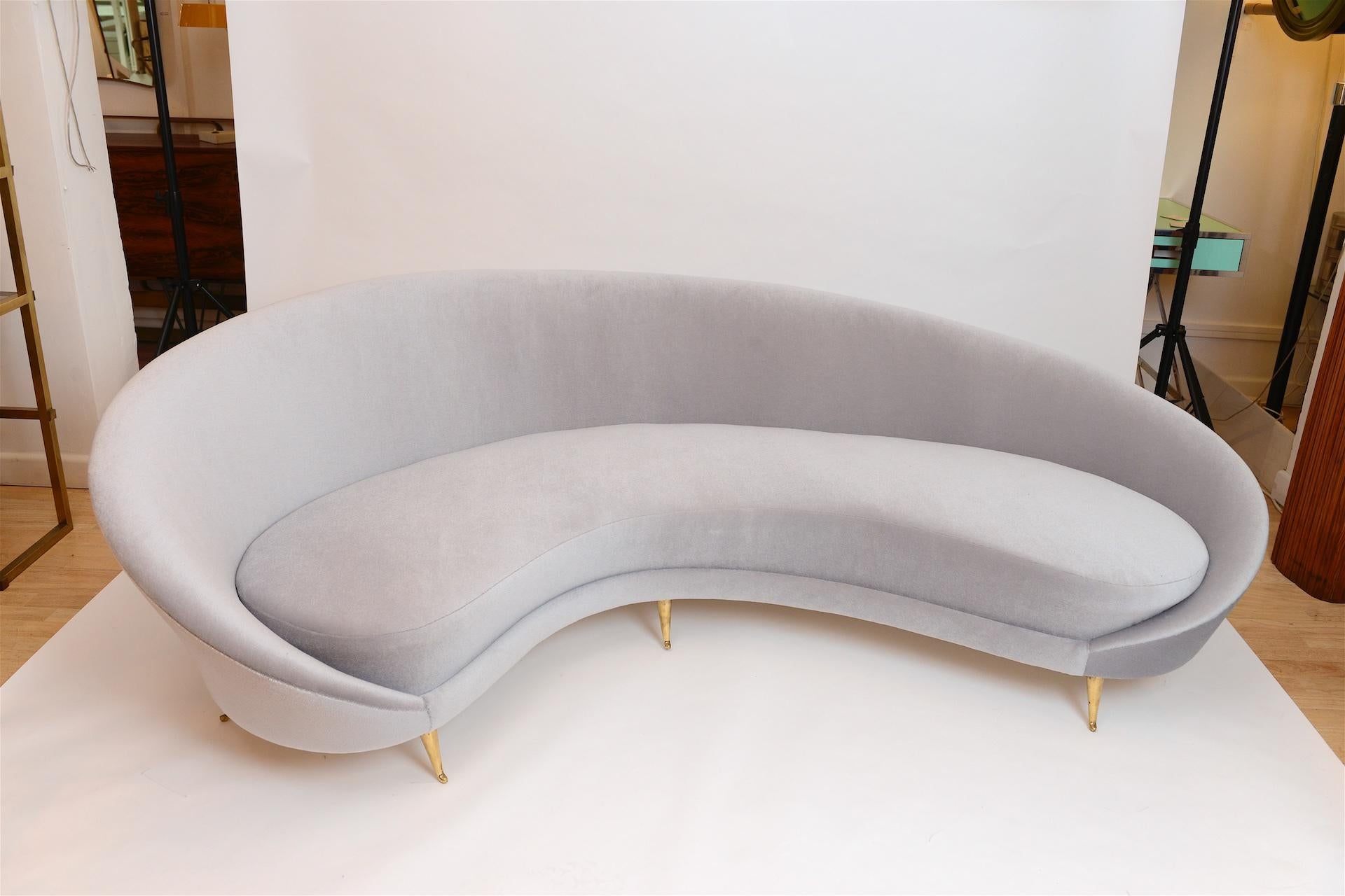 Frederico Munari Curved Sofa, circa 1950 (Moderne der Mitte des Jahrhunderts)