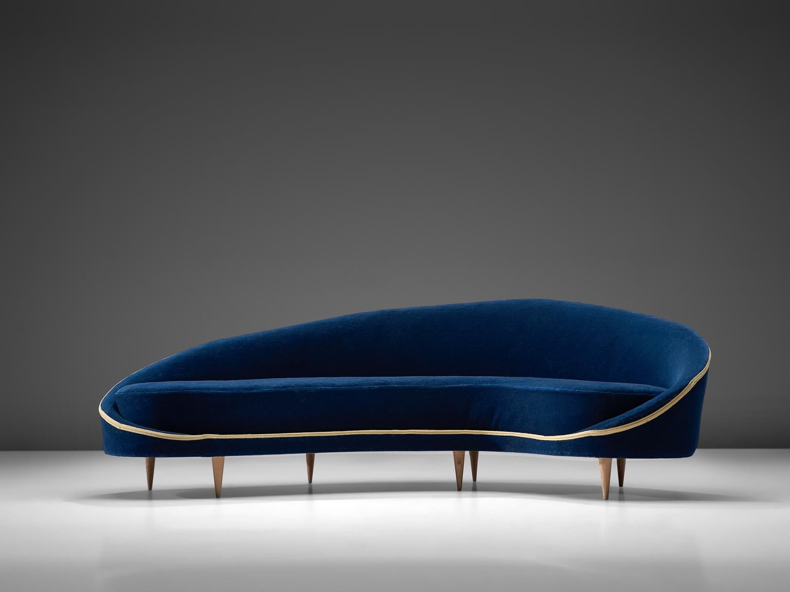 Frederico Munari, blue velvet, wood, Italy, 1950s. 

Stunning and highly refined sofa by Federico Munari. The sofa is gently curved and shows a variety of well-designed sharp lines and stunning details, which provides the sofa with a Classic yet