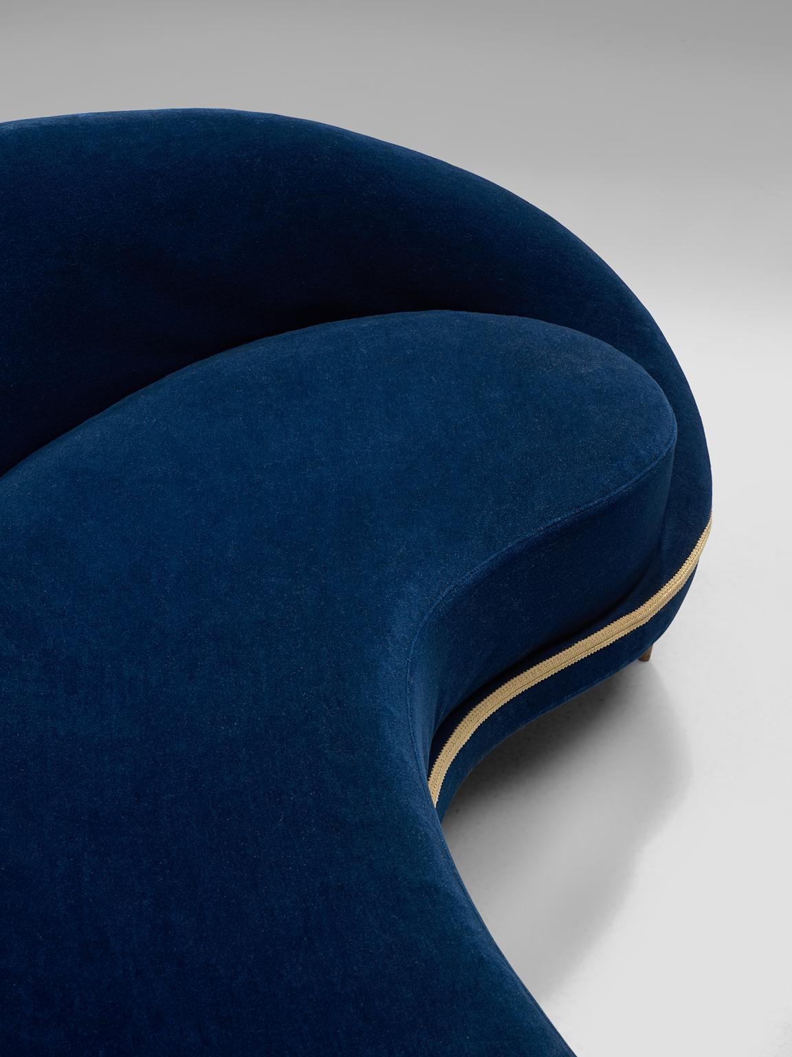 Frederico Munari Grand Curved Sofa in Blue Velvet In Good Condition In Waalwijk, NL