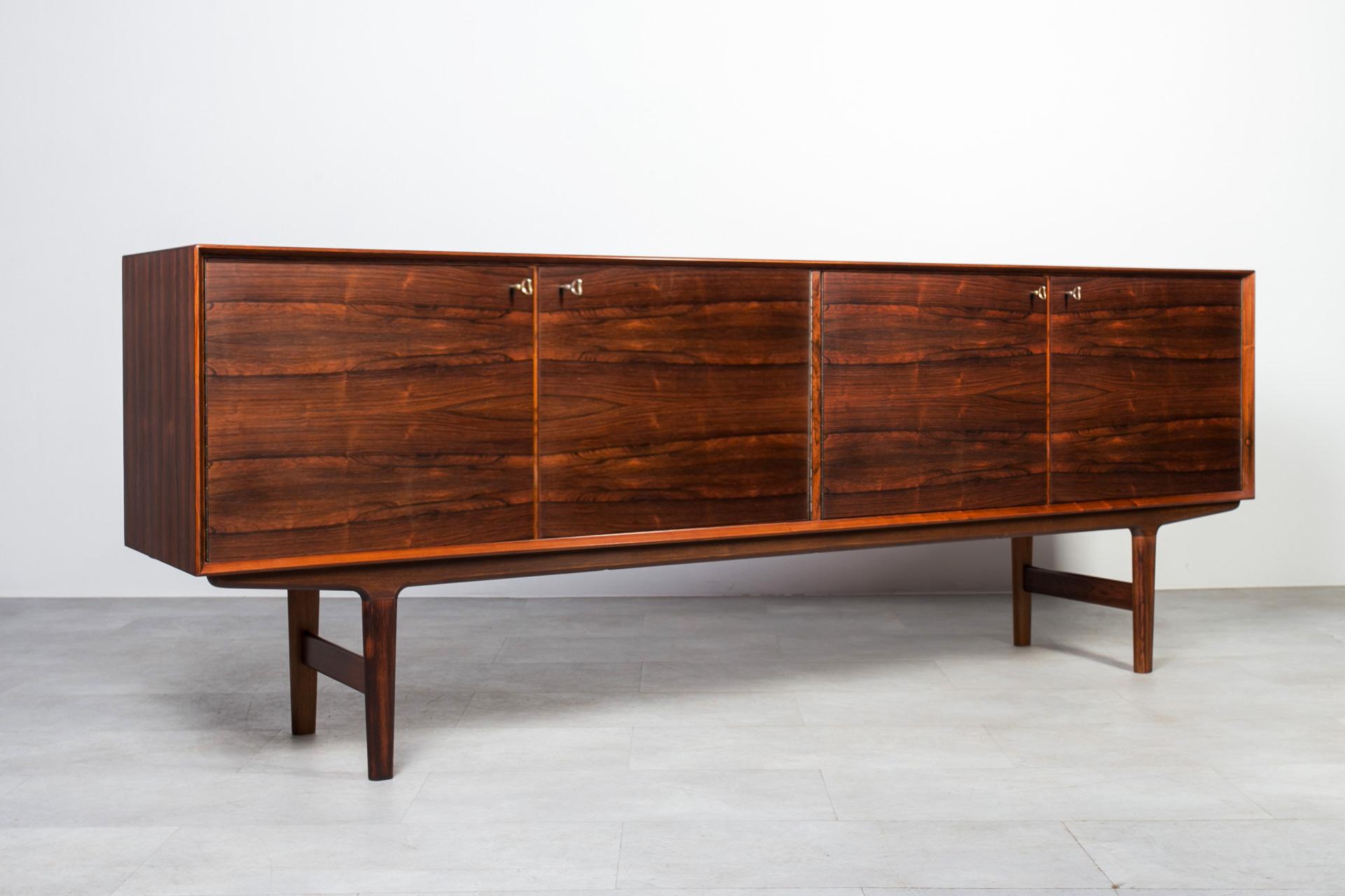 This elegant and rare sideboard was designed by Frederik Kayser and manufactured by Viken Møbelfabrikk in Norway in the 1960s. Known as the HERTUG model, it stands among Kayser's most refined and sought-after designs.

The sideboard is crafted from