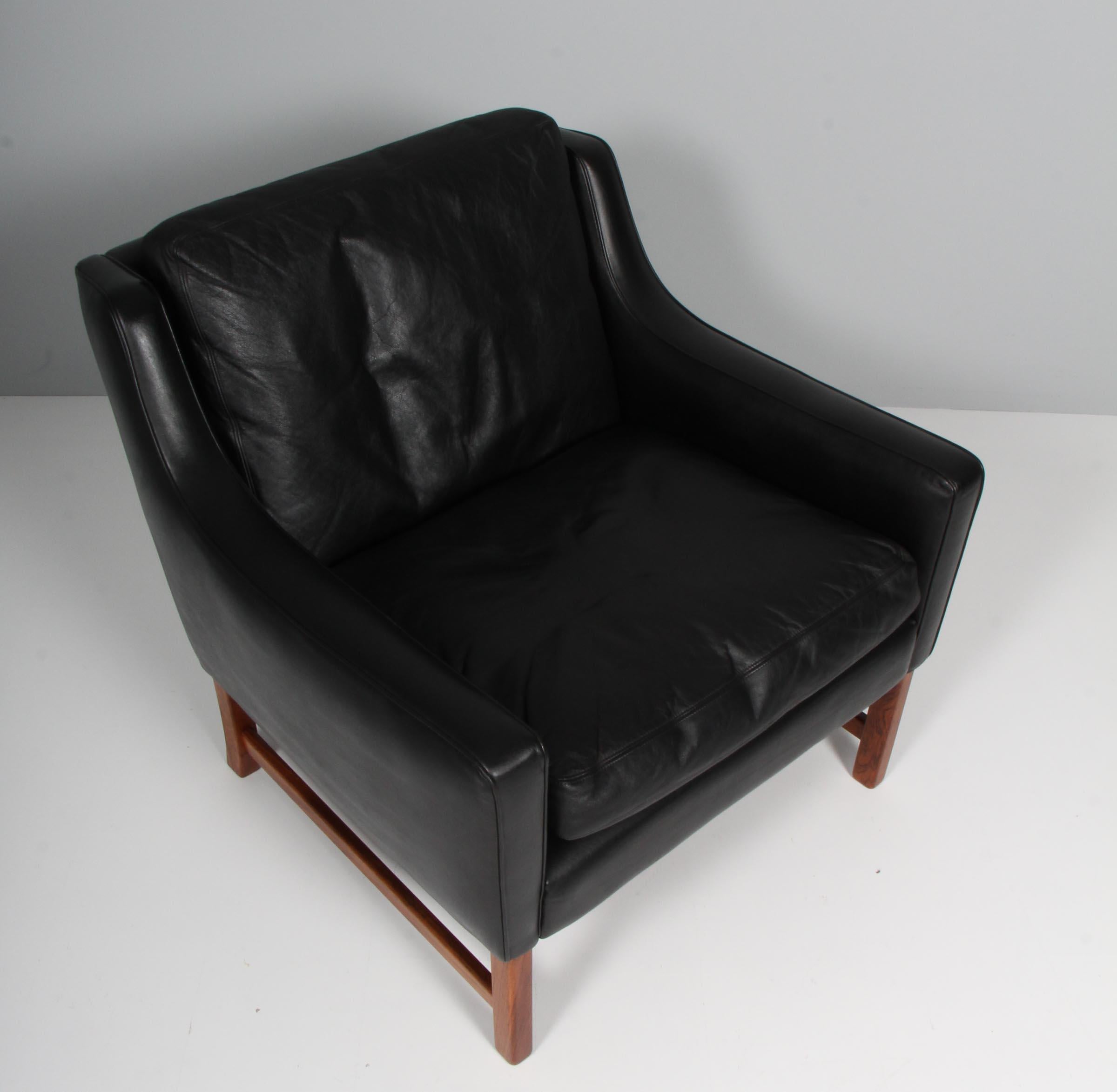 Fredrik Kayser lounge chair original upholstered with black leather.

Legs of rosewood.

Model 965, made by Vatne Møbelfabrik.