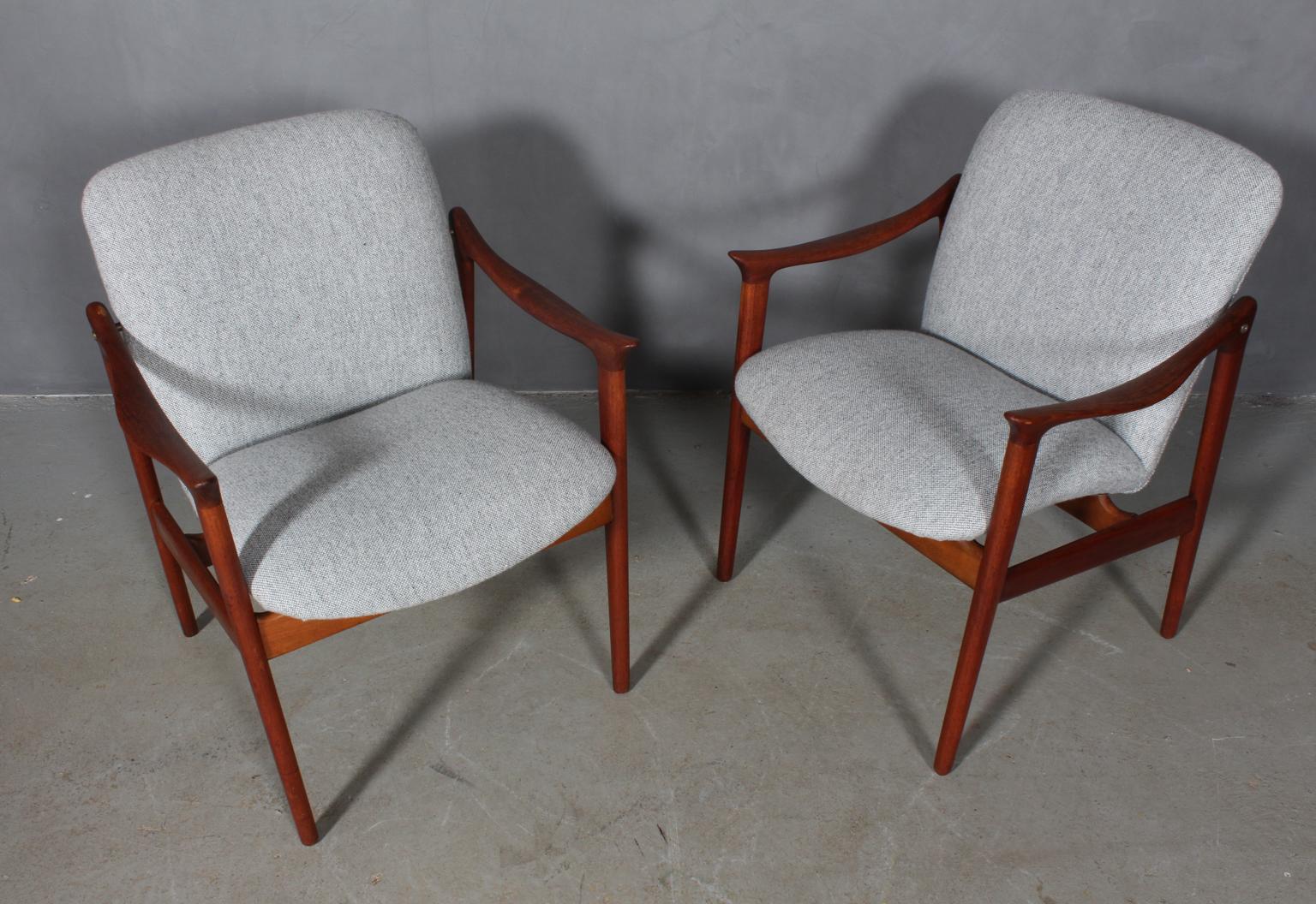 Fredrik Kayser set lounge chairs upholstered with Hallingdal wool from Kvadrat.

Frame of teak.

Made by Vatne Møbelfabrik.