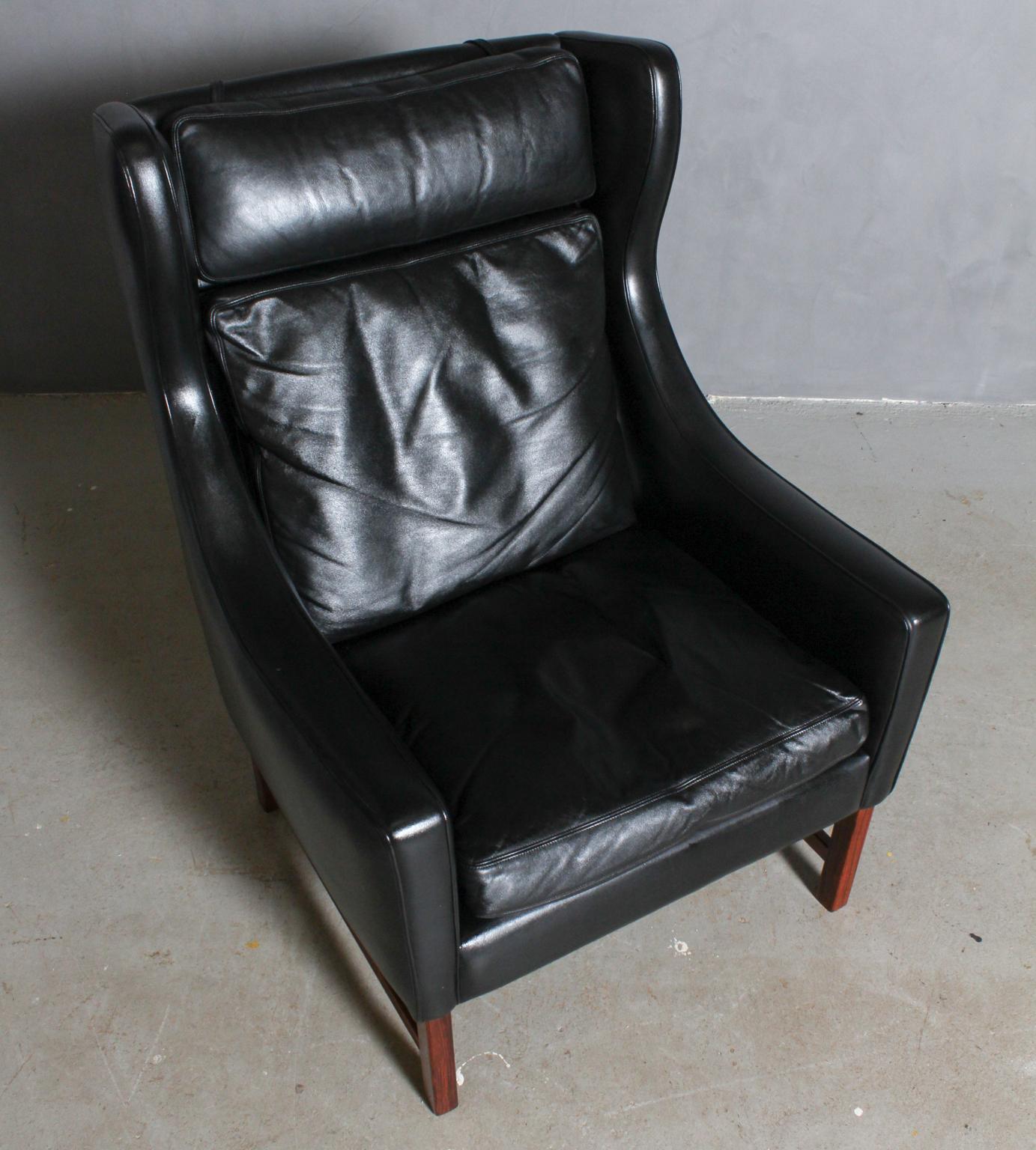 Fredrik Kayser lounge chair original upholstered with black leather.

Legs of rosewood.

Model 965, made by Vatne Møbelfabrik.