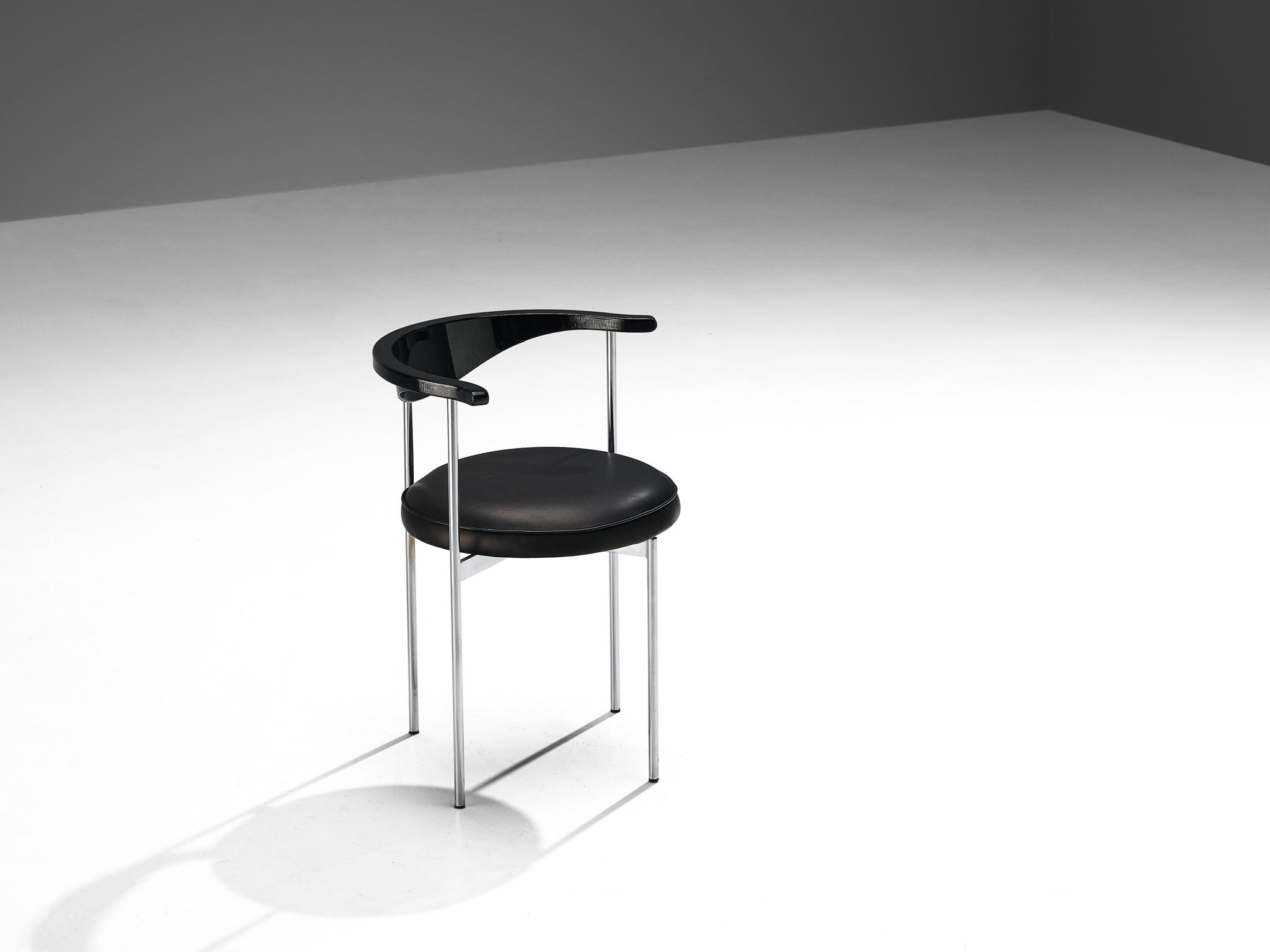 Frederik Sieck for Fritz Hansen, chair model 3200, skai, black lacquered wood, metal, Denmark, design 1962

This industrial chair was designed by the Swedish designer Frederik Sieck for Fritz Hansen. The round chair has a classic outward curving